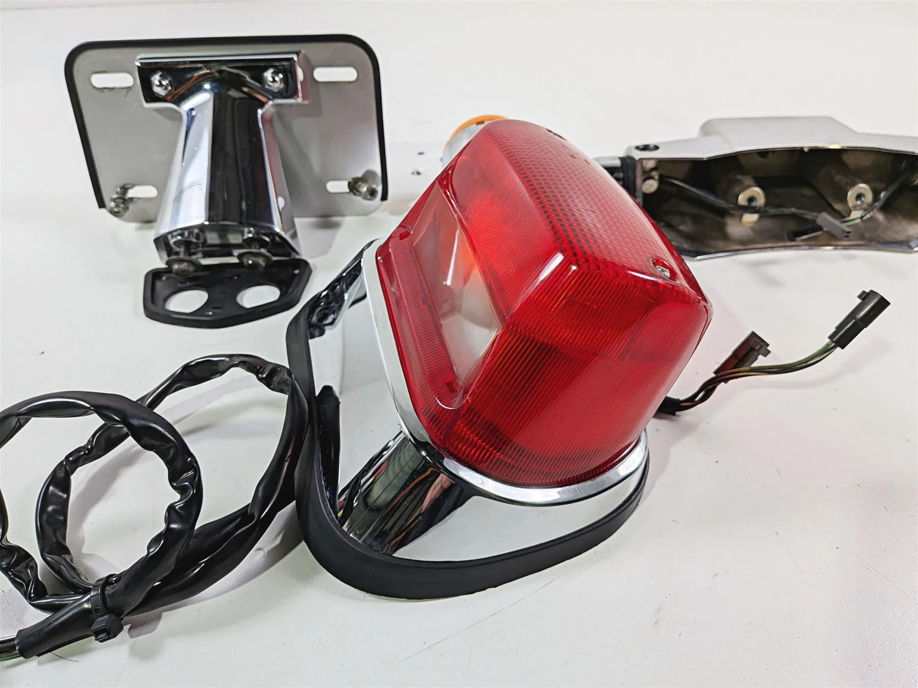 2006 Suzuki C90 VL1500T Boulevard Taillight Blinker Plate Holder Set 35710-10F30 - Image 10