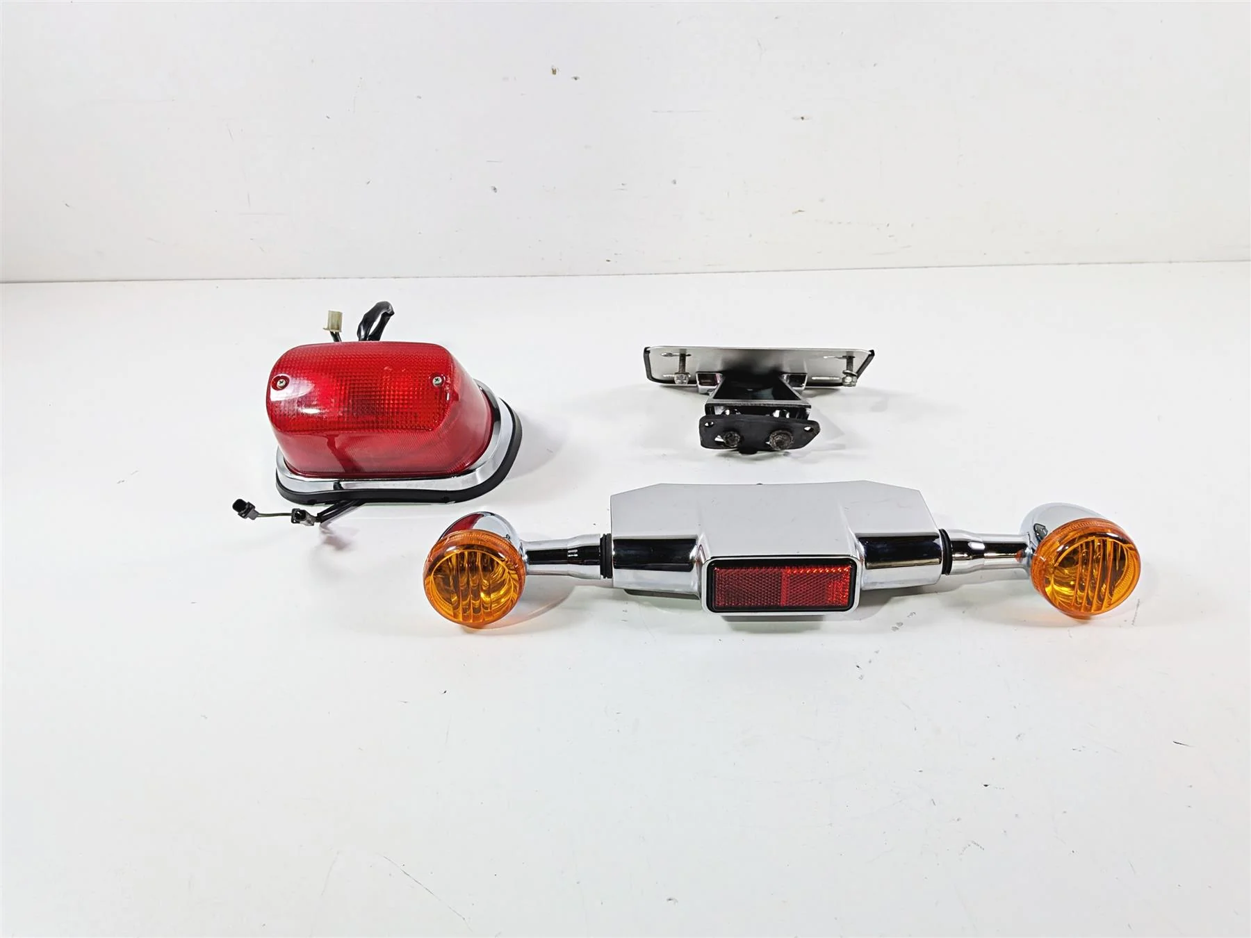 2006 Suzuki C90 VL1500T Boulevard Taillight Blinker Plate Holder Set 35710-10F30 - Image 3