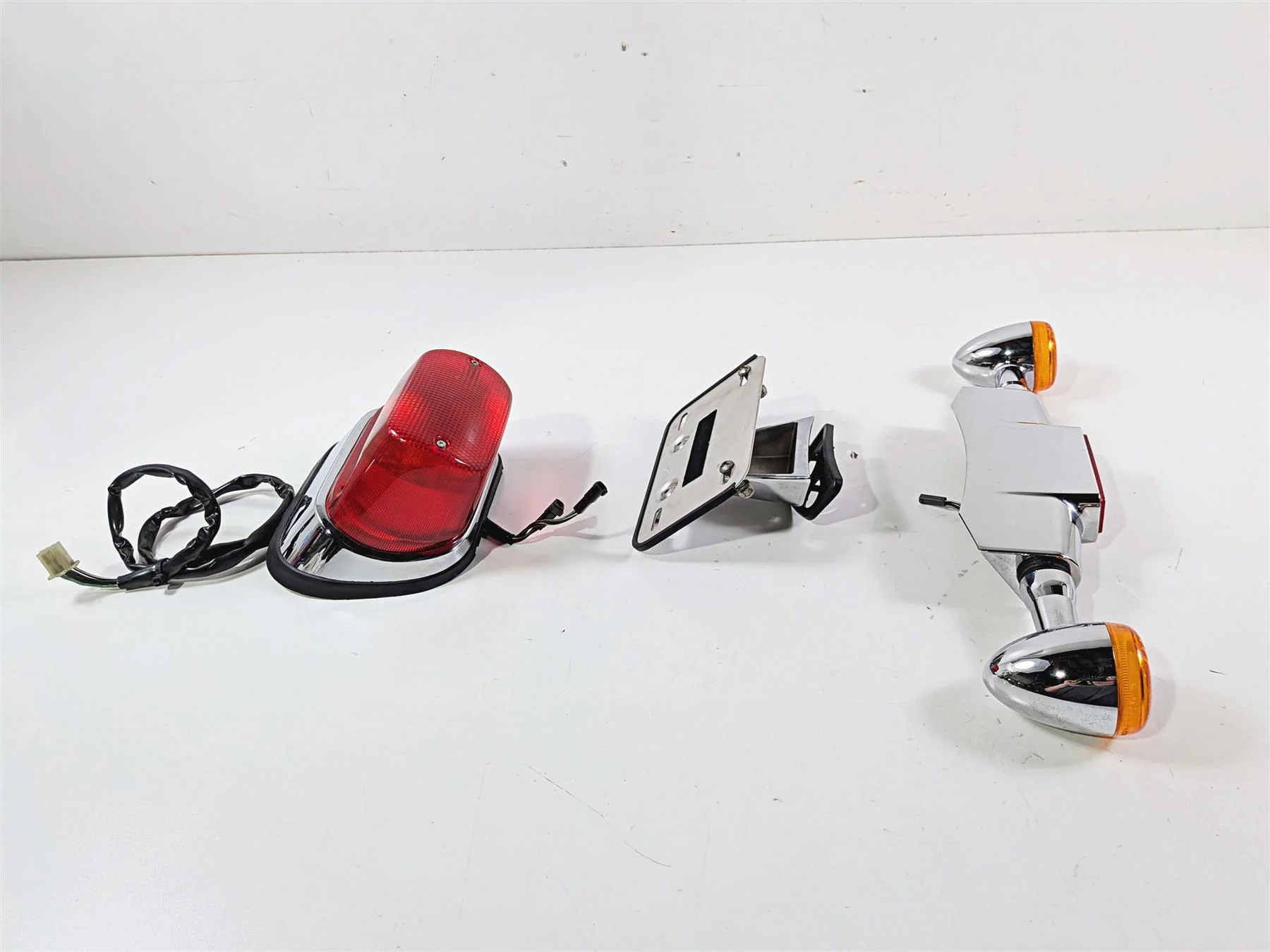 2006 Suzuki C90 VL1500T Boulevard Taillight Blinker Plate Holder Set 35710-10F30 - Image 4