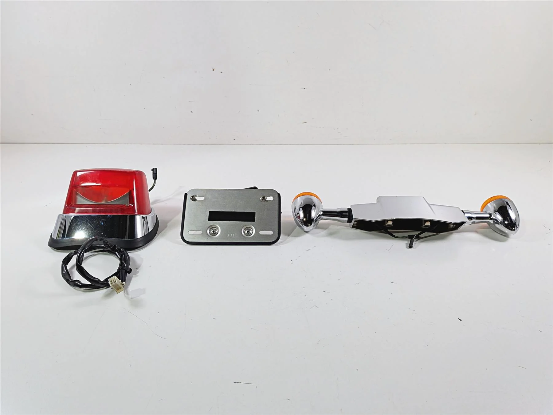 2006 Suzuki C90 VL1500T Boulevard Taillight Blinker Plate Holder Set 35710-10F30 - Image 5