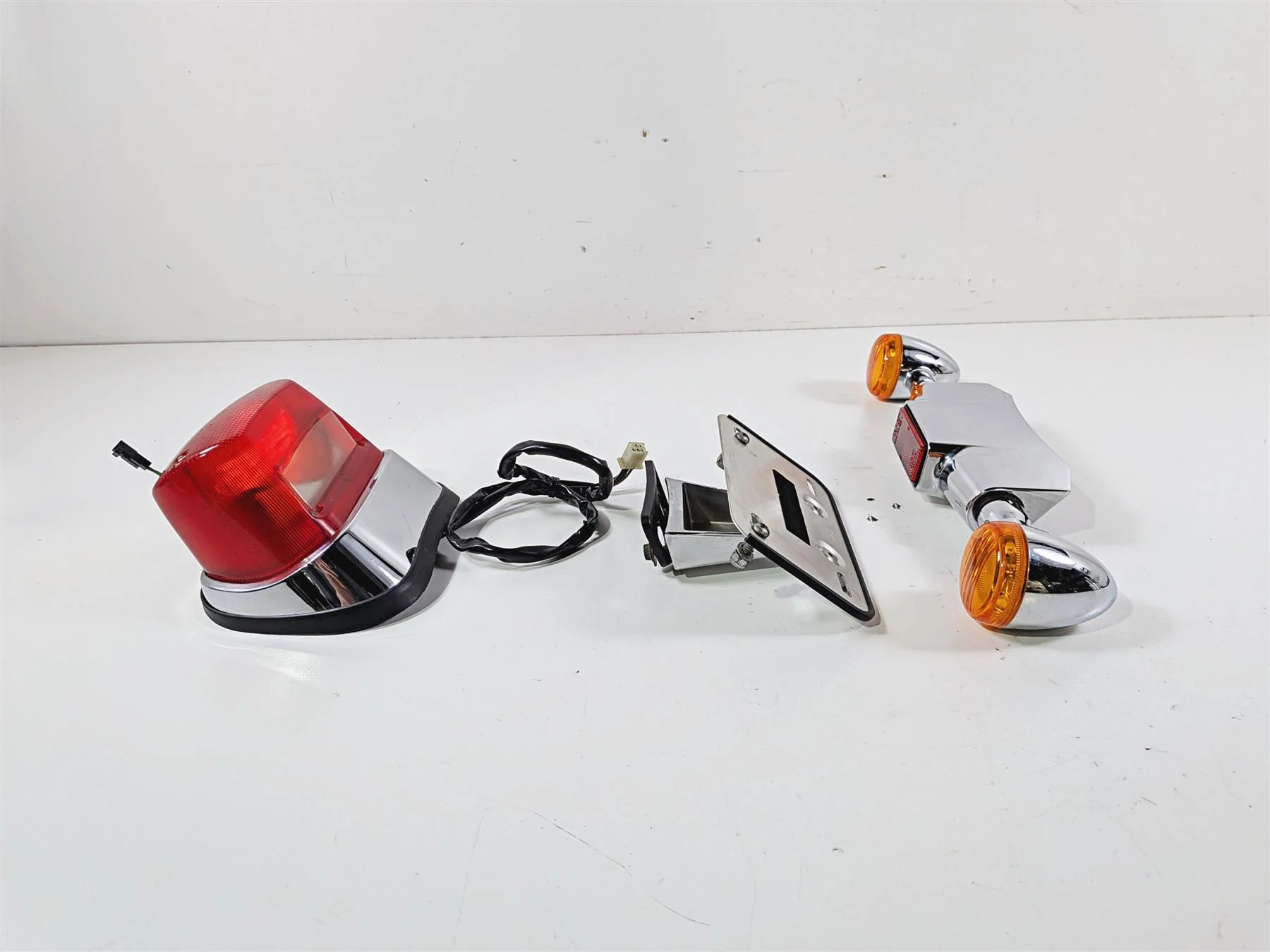 2006 Suzuki C90 VL1500T Boulevard Taillight Blinker Plate Holder Set 35710-10F30 - Image 6