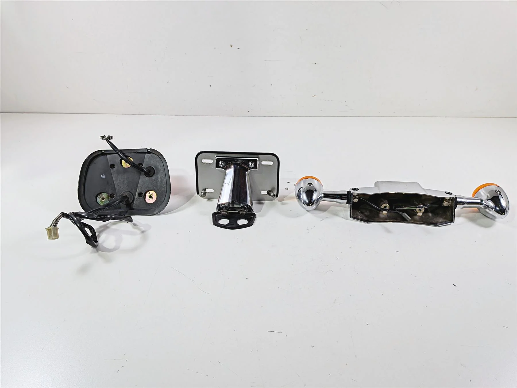 2006 Suzuki C90 VL1500T Boulevard Taillight Blinker Plate Holder Set 35710-10F30 - Image 7