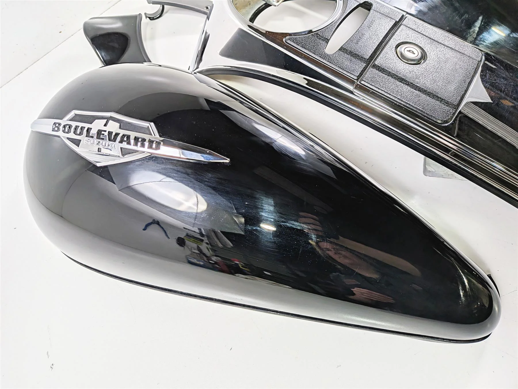 2006 Suzuki C90 VL1500T Boulevard Tank & Center Cover Fairing Set 47800-10F60 - Image 3