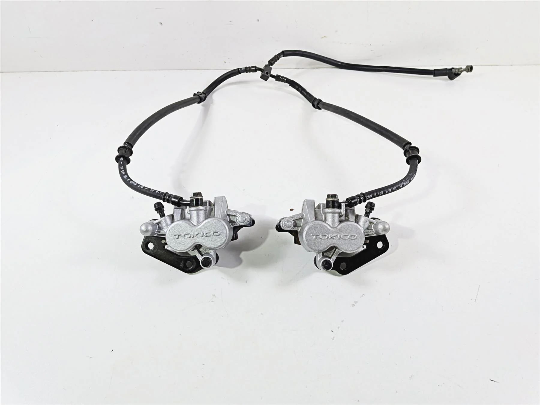 2006 Suzuki C90 VL1500T Boulevard Tokico Front Brake Caliper Set 59100-33DD0-999 - Image 2