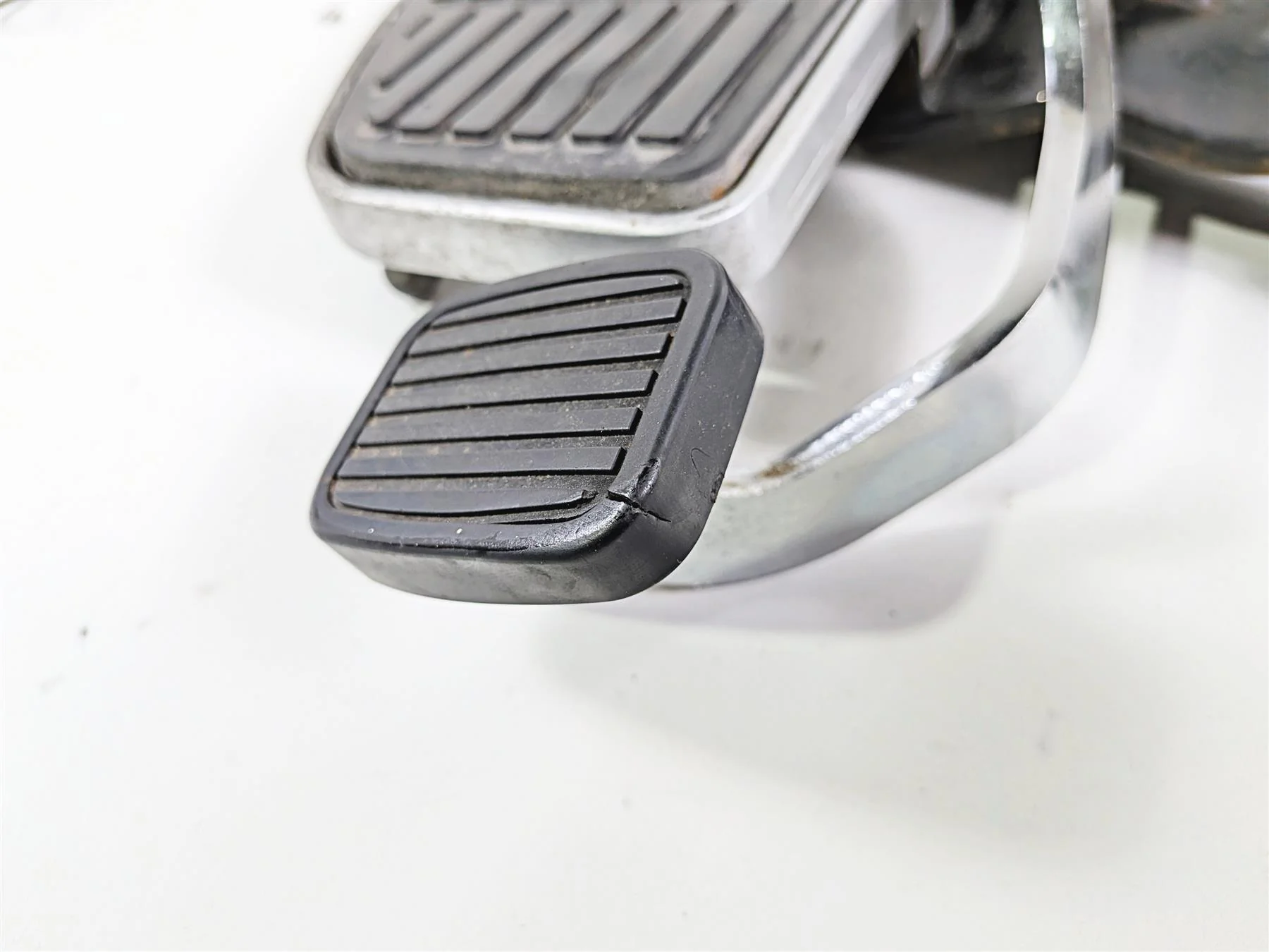 2006 Suzuki VL800 C50 Boulevard Front Left Right Floorboard Set 43510-41F10 - Image 11
