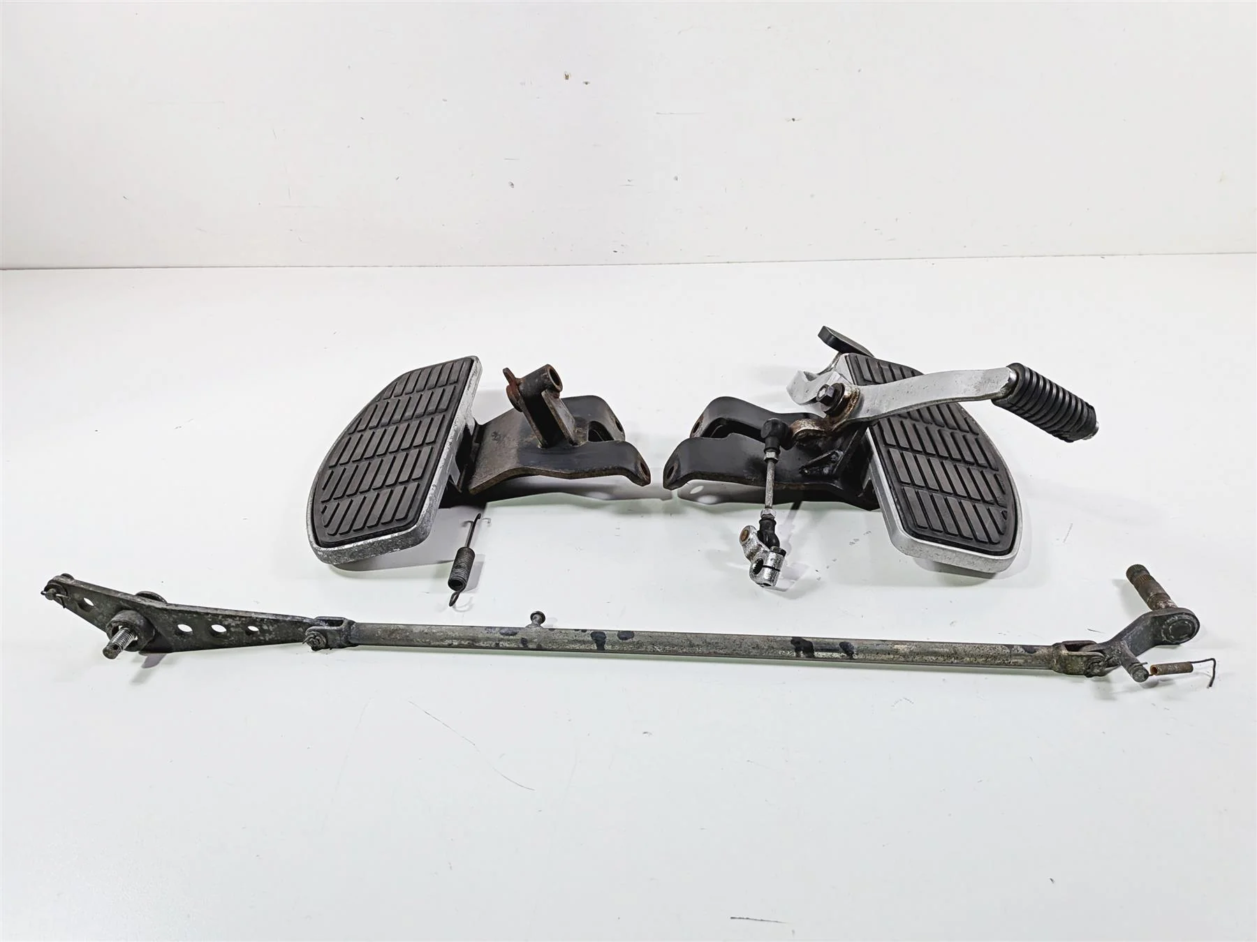2006 Suzuki VL800 C50 Boulevard Front Left Right Floorboard Set 43510-41F10 - Image 2