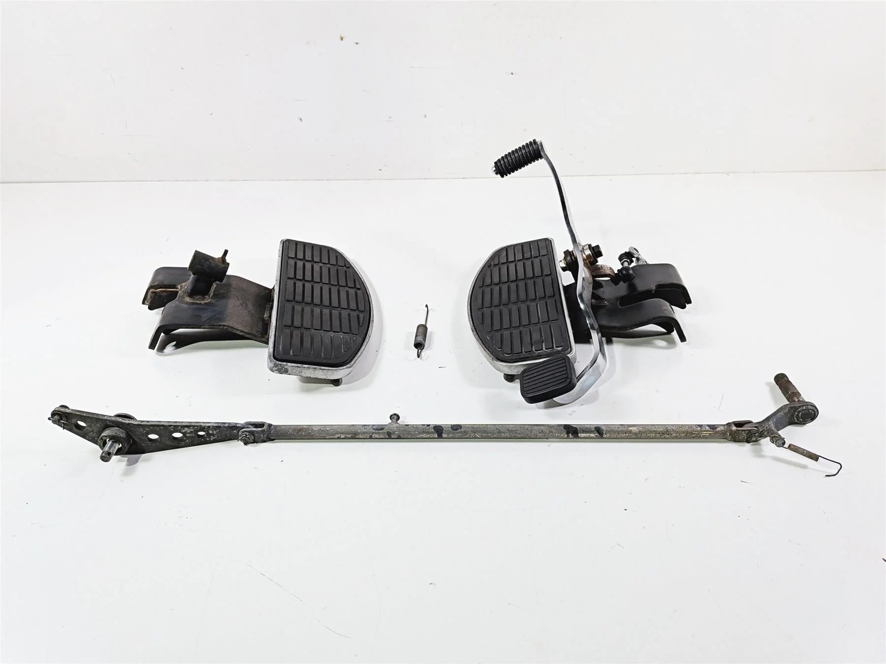 2006 Suzuki VL800 C50 Boulevard Front Left Right Floorboard Set 43510-41F10 - Image 4