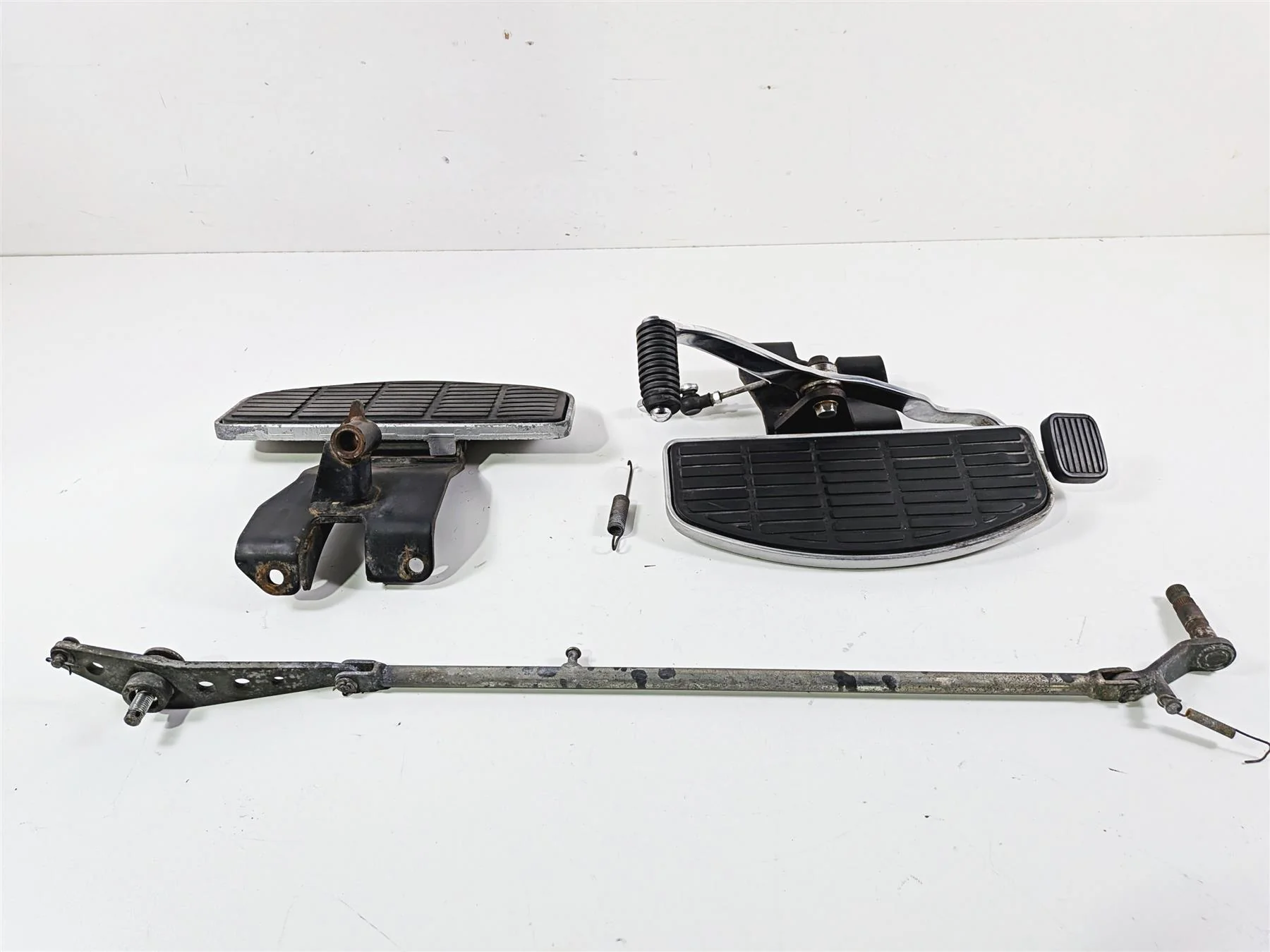 2006 Suzuki VL800 C50 Boulevard Front Left Right Floorboard Set 43510-41F10 - Image 5