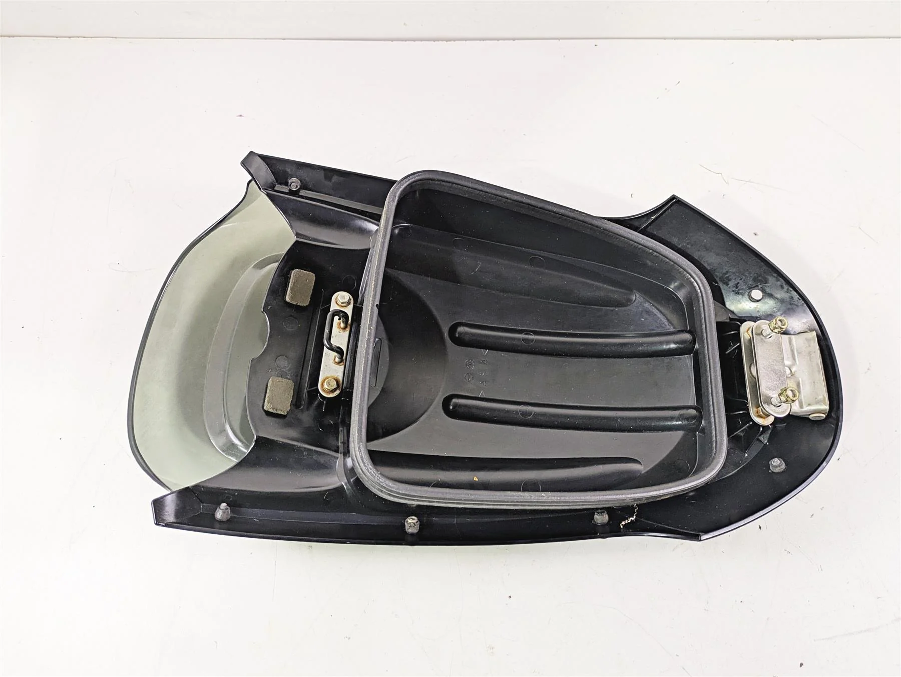 2006 Yamaha GP1300R Waverunner Hood & Visor Cover Fairing F0X-U517B-00-00 - Image 8