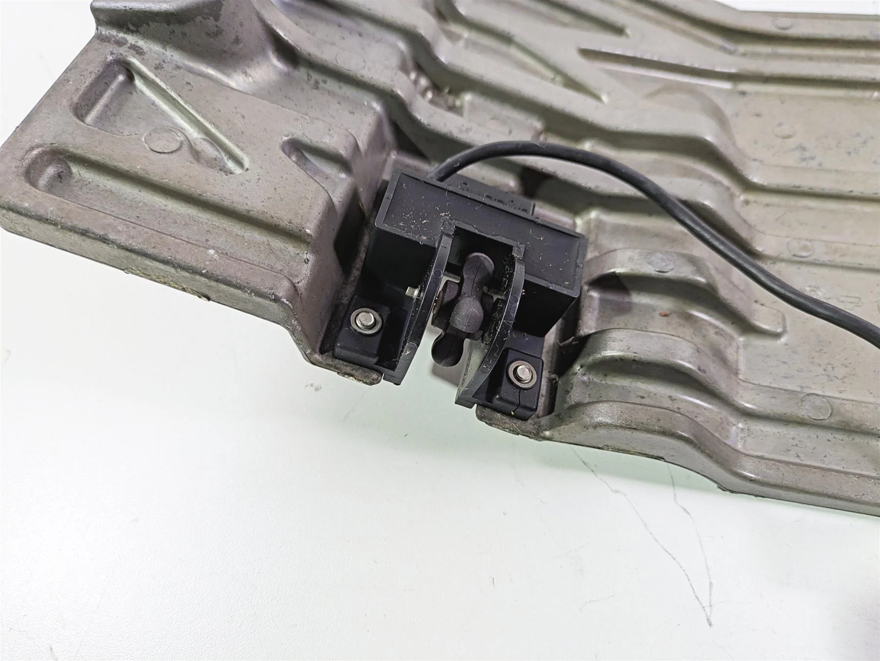 2006 Yamaha GP1300R Waverunner Lower Skid Riding Plate Set F1G-U273B-00-00 - Image 10