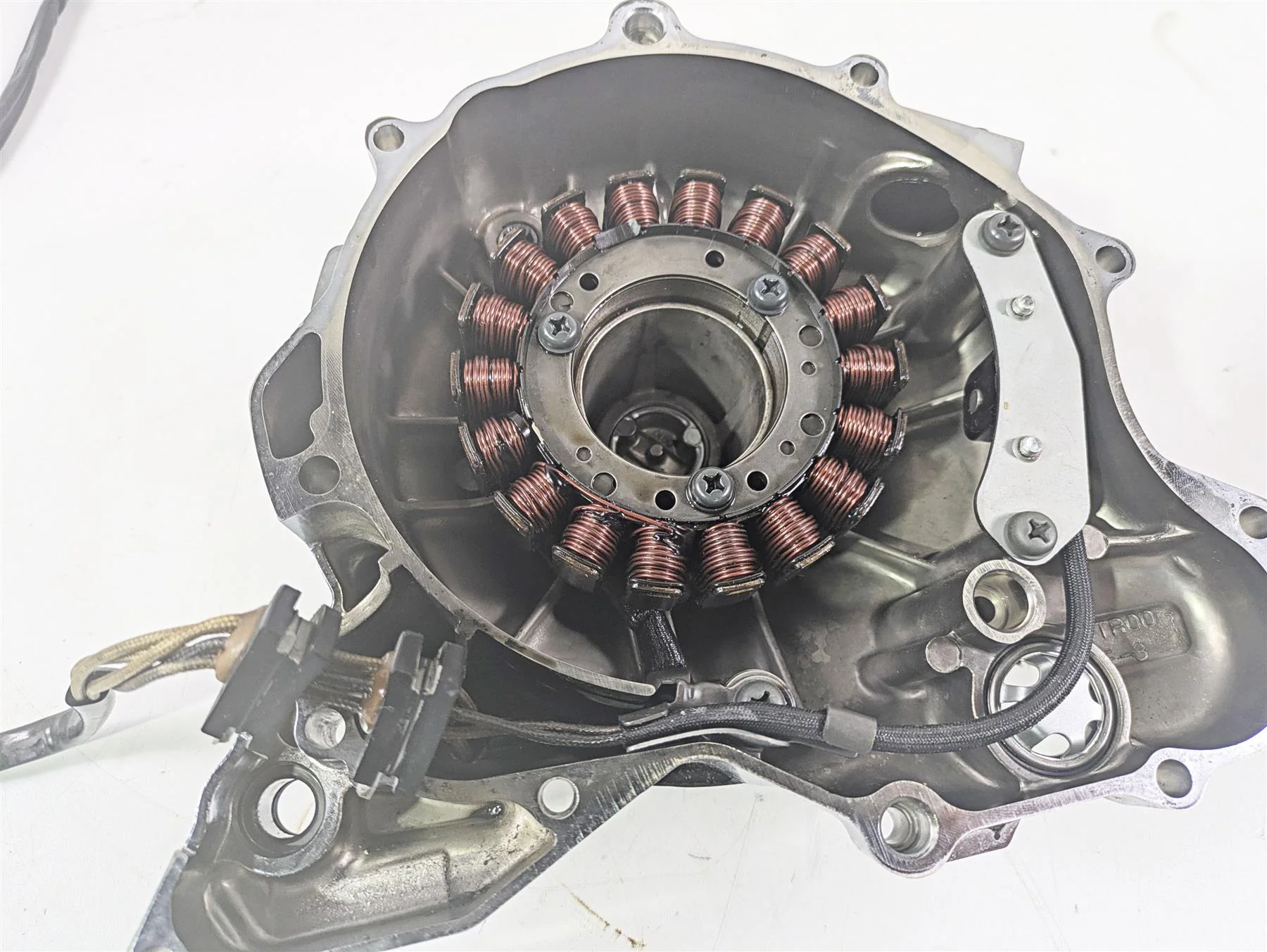 2006 Yamaha XVS650 V-Star Classic Chrome Engine Cover & Stator 4TR-15411-00-00 - Image 2