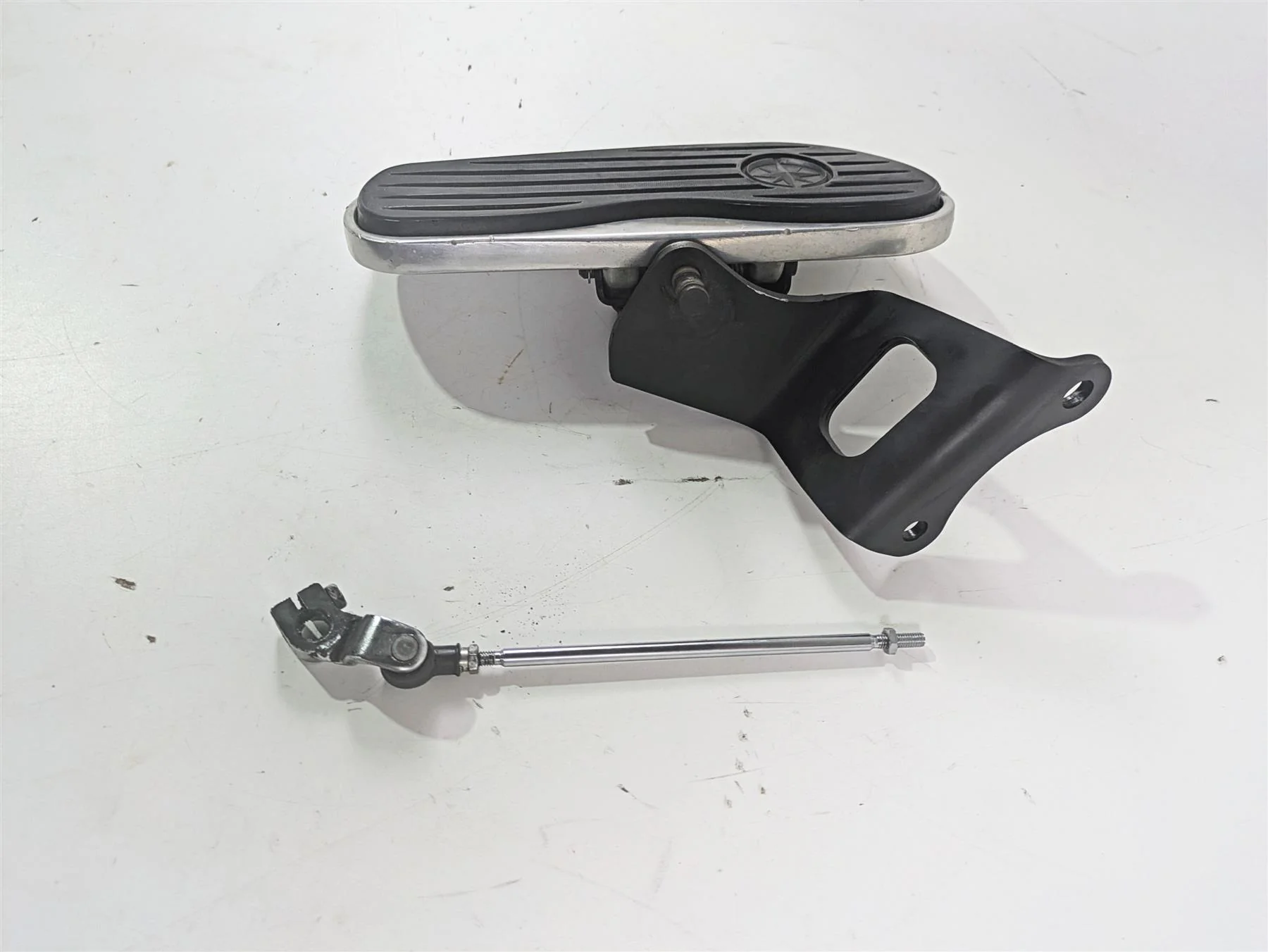 2006 Yamaha XVS650 V-Star Classic Left Floor Board & Mount 5BN-27412-03-00 - Image 2