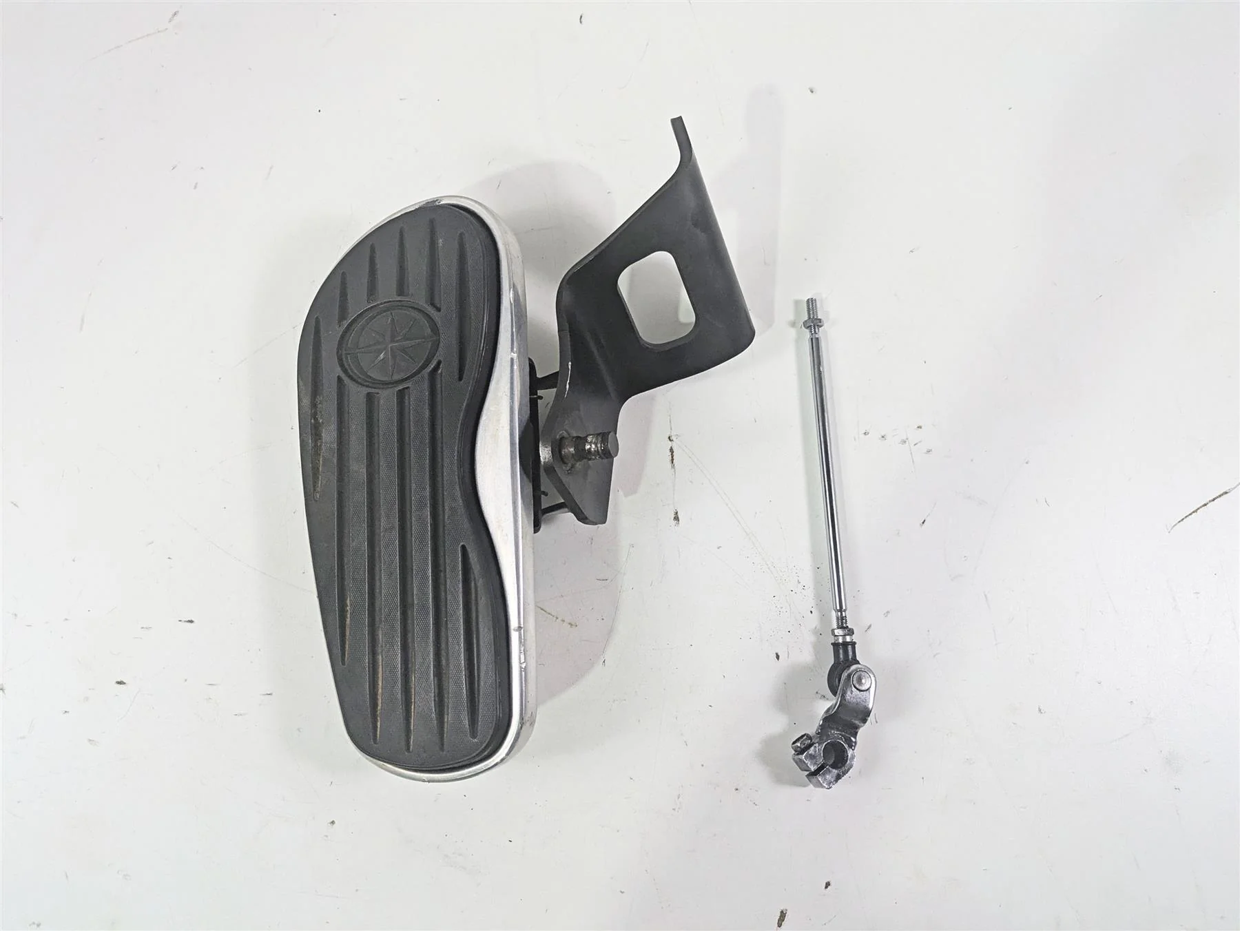 2006 Yamaha XVS650 V-Star Classic Left Floor Board & Mount 5BN-27412-03-00 - Image 3
