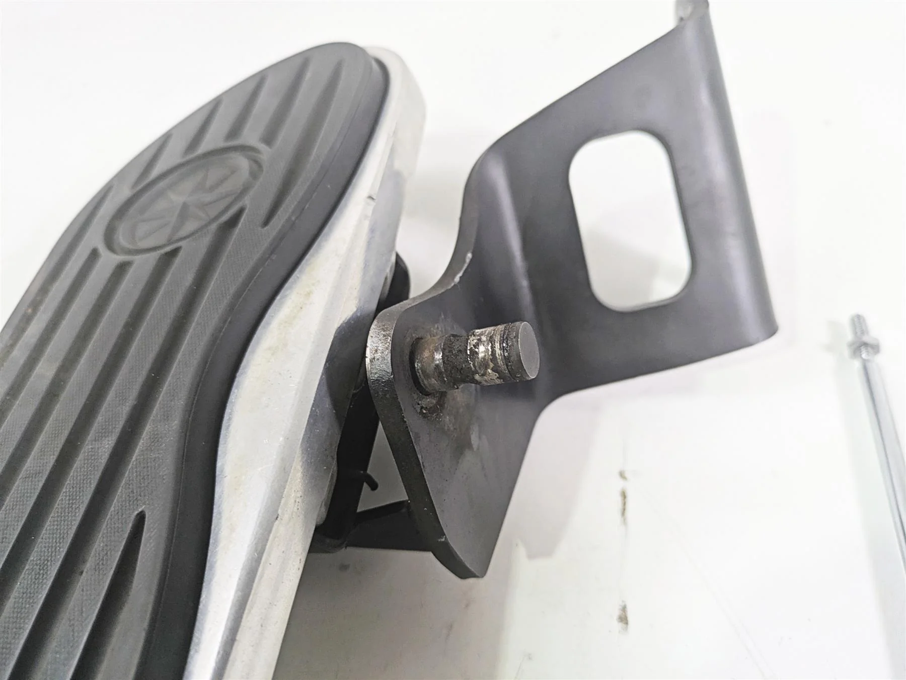 2006 Yamaha XVS650 V-Star Classic Left Floor Board & Mount 5BN-27412-03-00 - Image 6