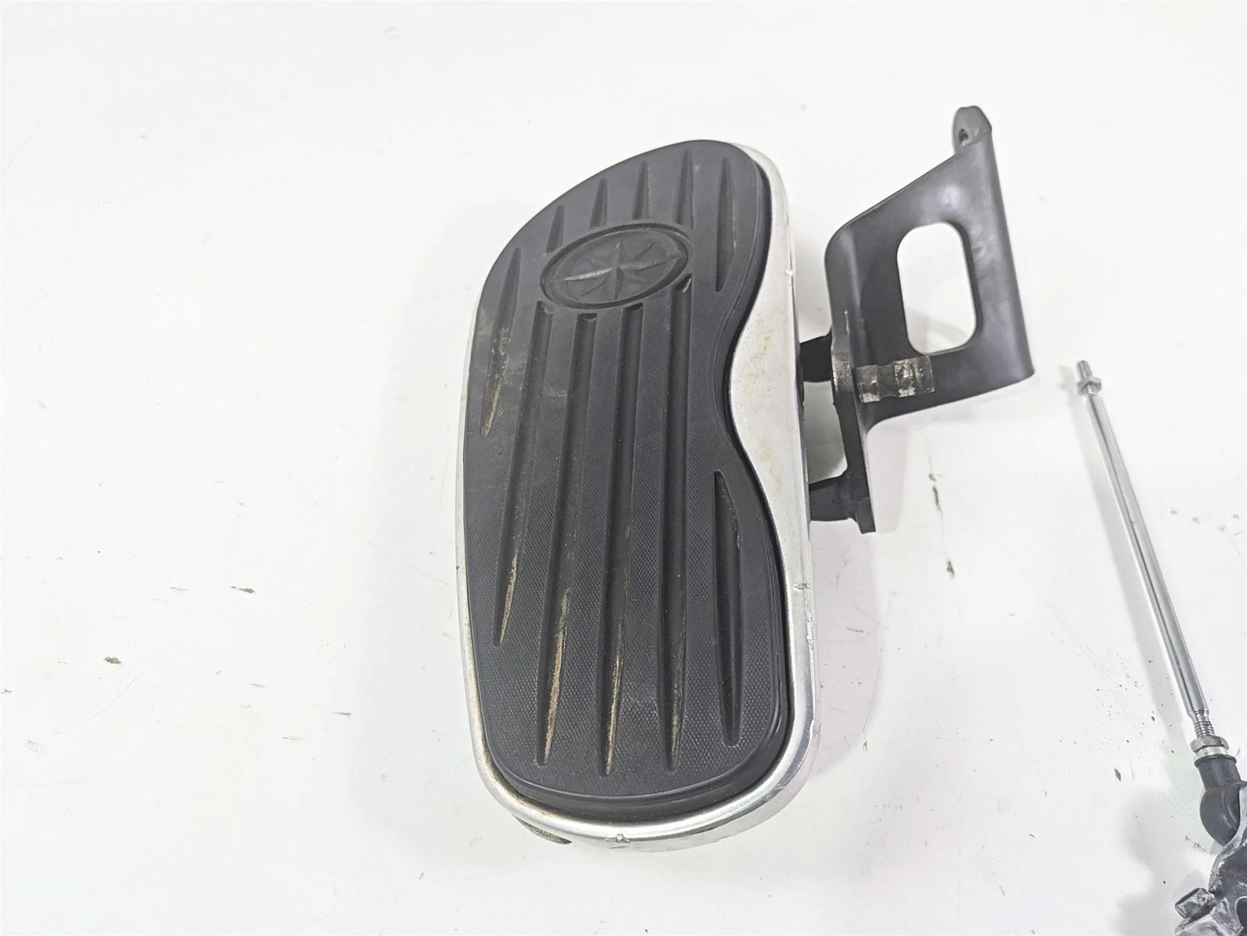 2006 Yamaha XVS650 V-Star Classic Left Floor Board & Mount 5BN-27412-03-00 - Image 7