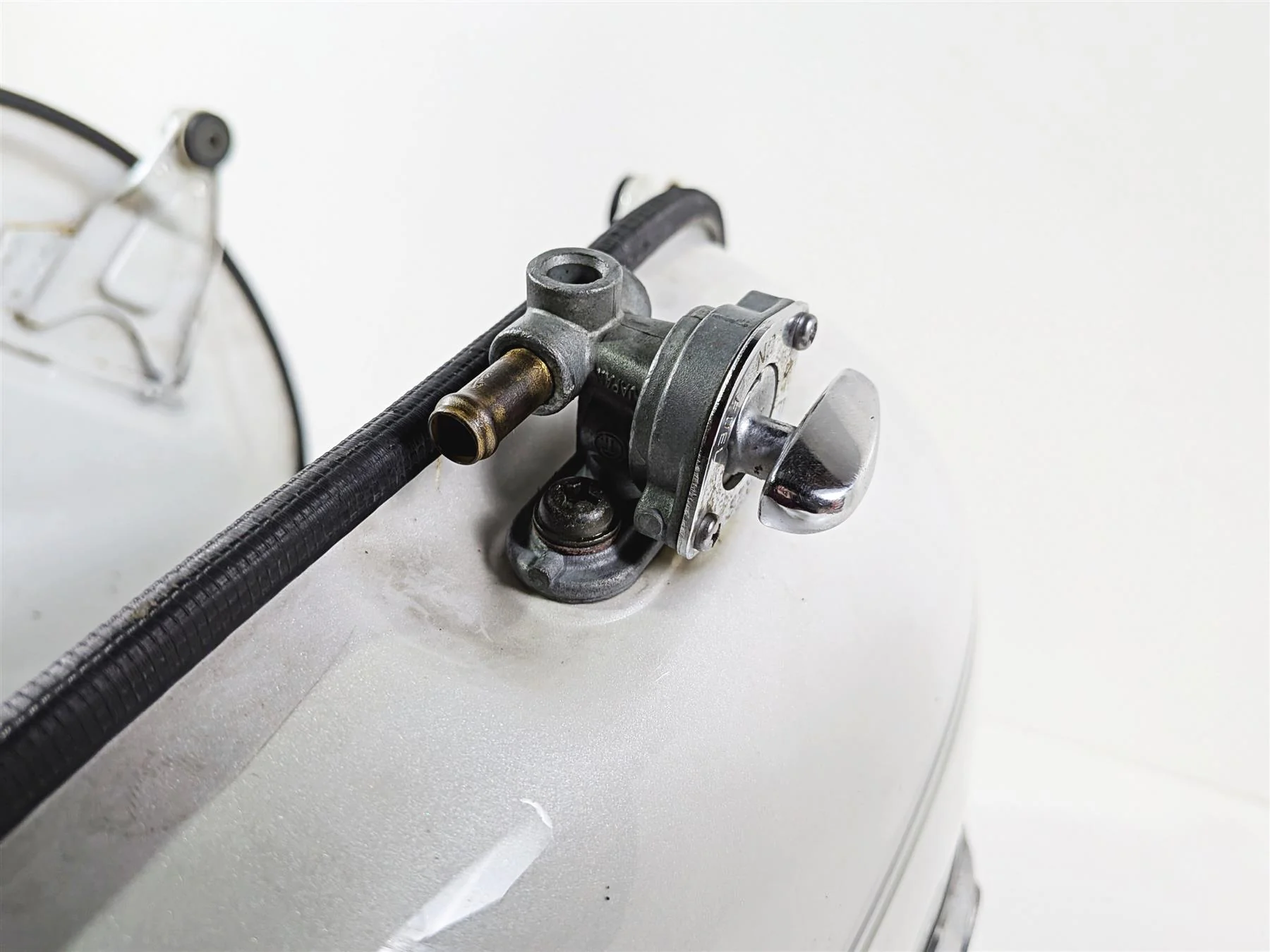 2006 Yamaha XVZ1300 Royal Star Fuel Gas Petrol Tank White 1D6-Y2410-10-05 - Image 7