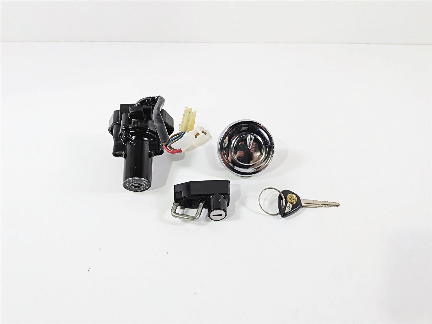 2006 Yamaha XVZ1300 Royal Star Ignition Switch Key Gas Cap Lock Set 1D6-82501-00-00 - Image 2
