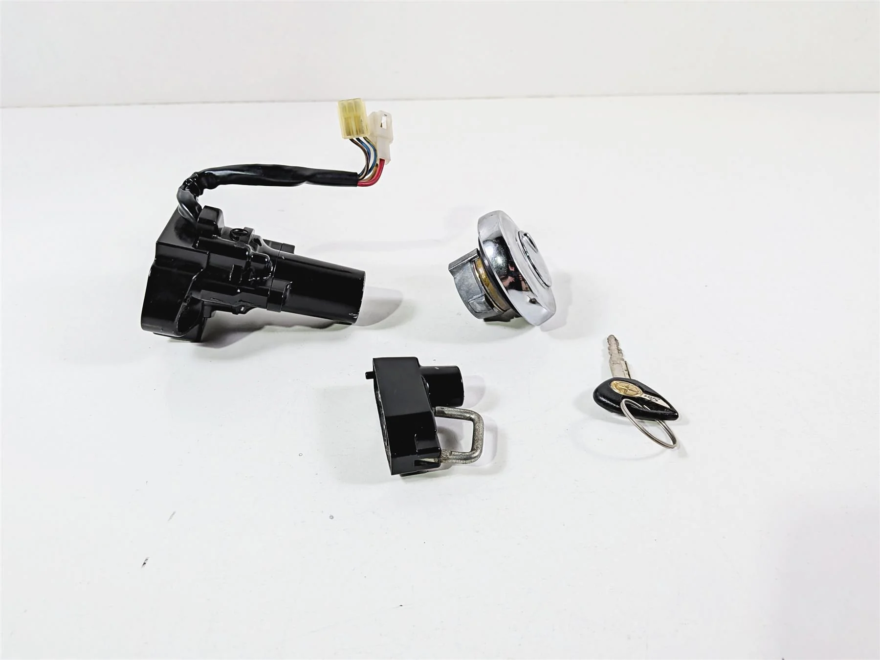 2006 Yamaha XVZ1300 Royal Star Ignition Switch Key Gas Cap Lock Set 1D6-82501-00-00 - Image 3