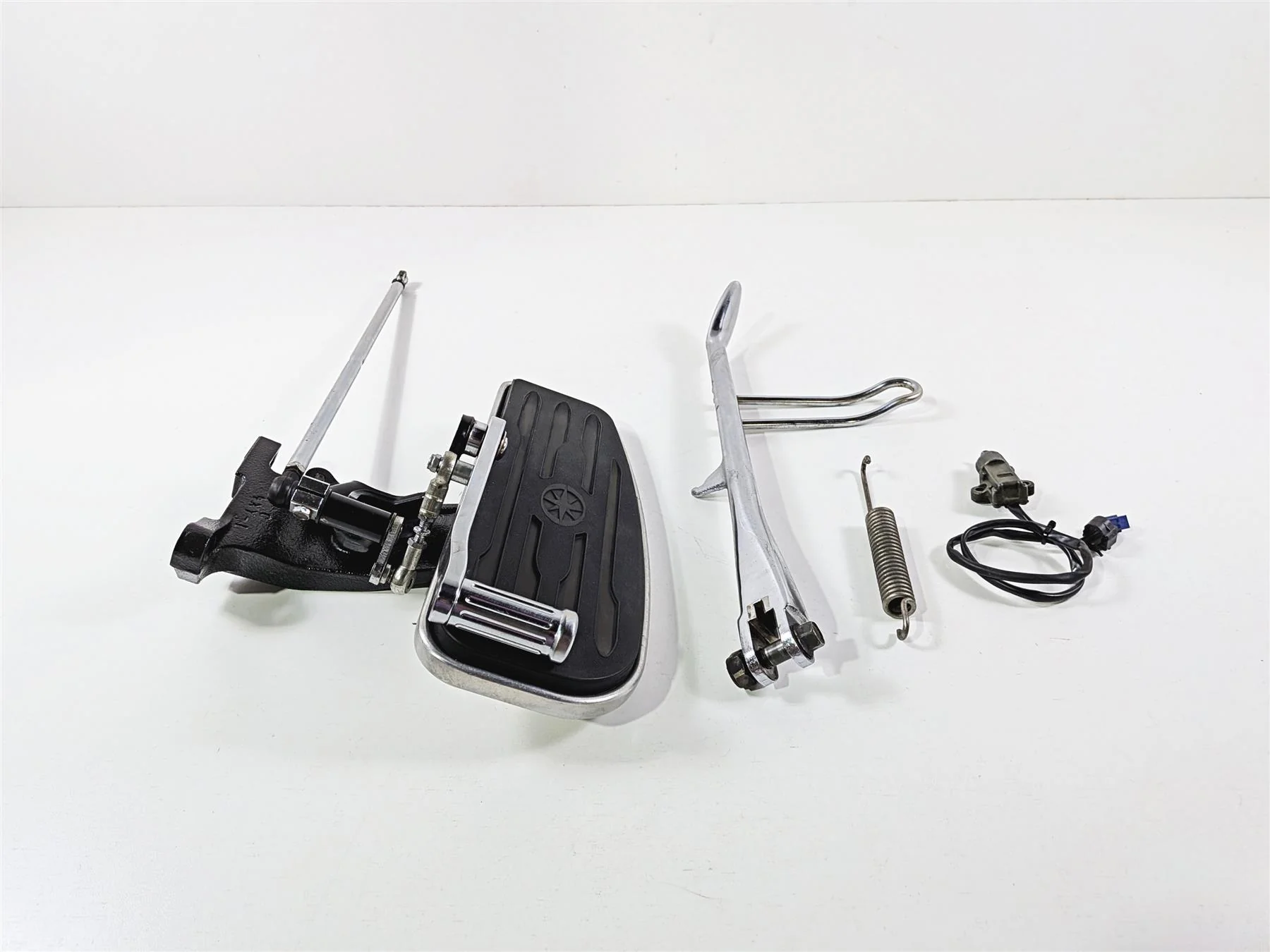 2006 Yamaha XVZ1300 Royal Star Left Floor Board & Shifter 4XY-27410-10-00 - Image 2