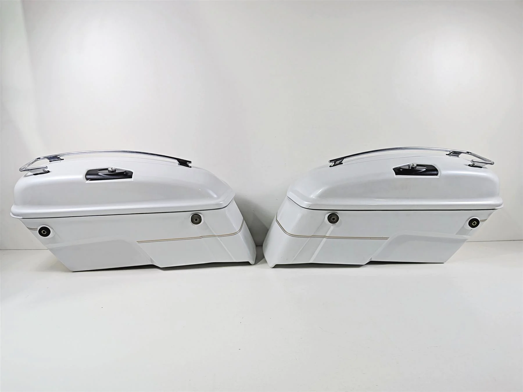 2006 Yamaha XVZ1300 Royal Star Left Right Saddle Bag Set White 4XY-Y2843-2H-P2 - Image 4