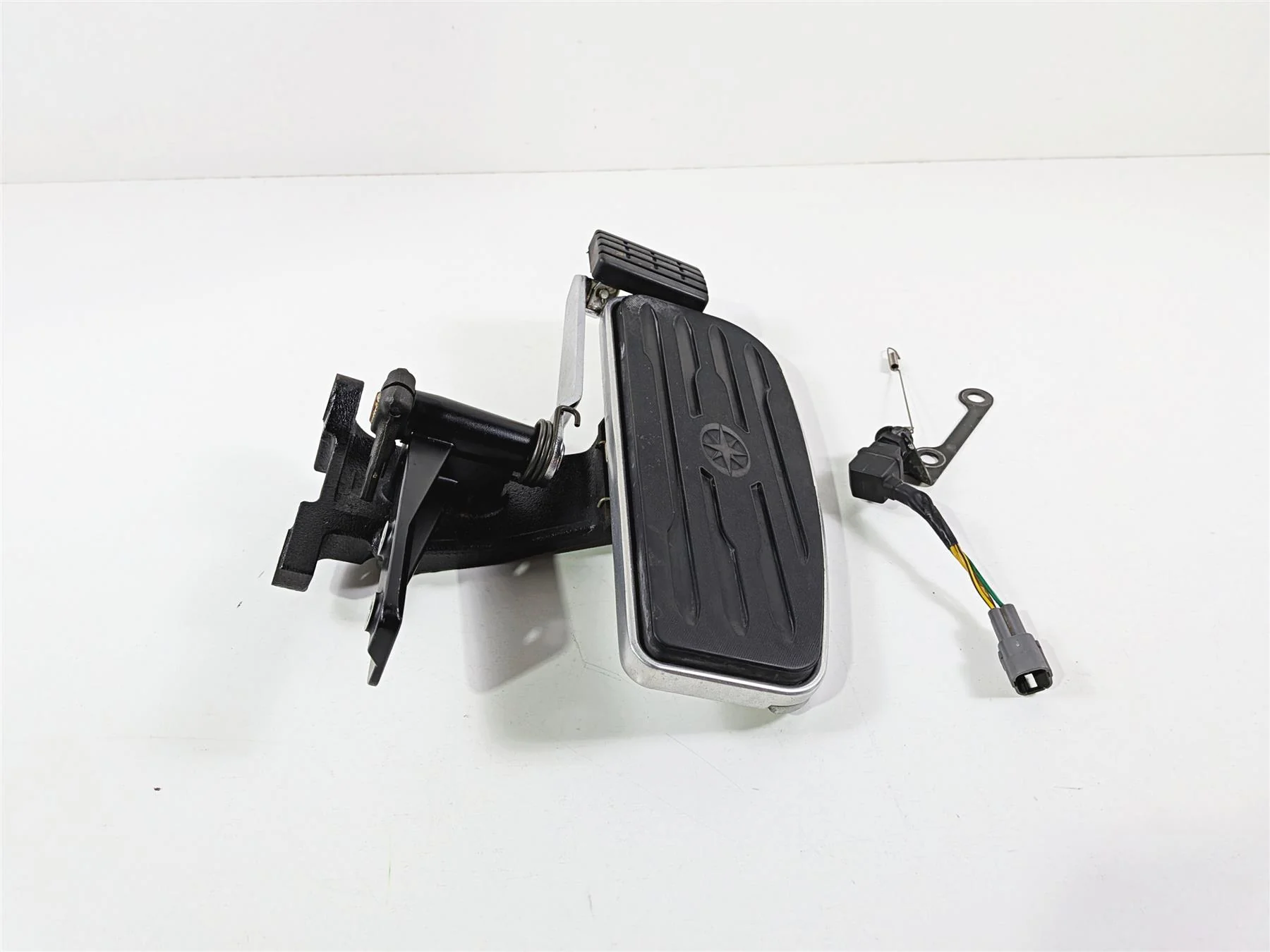 2006 Yamaha XVZ1300 Royal Star Right Floor Board & Brake Pedal 4XY-27420-10-00 - Image 2