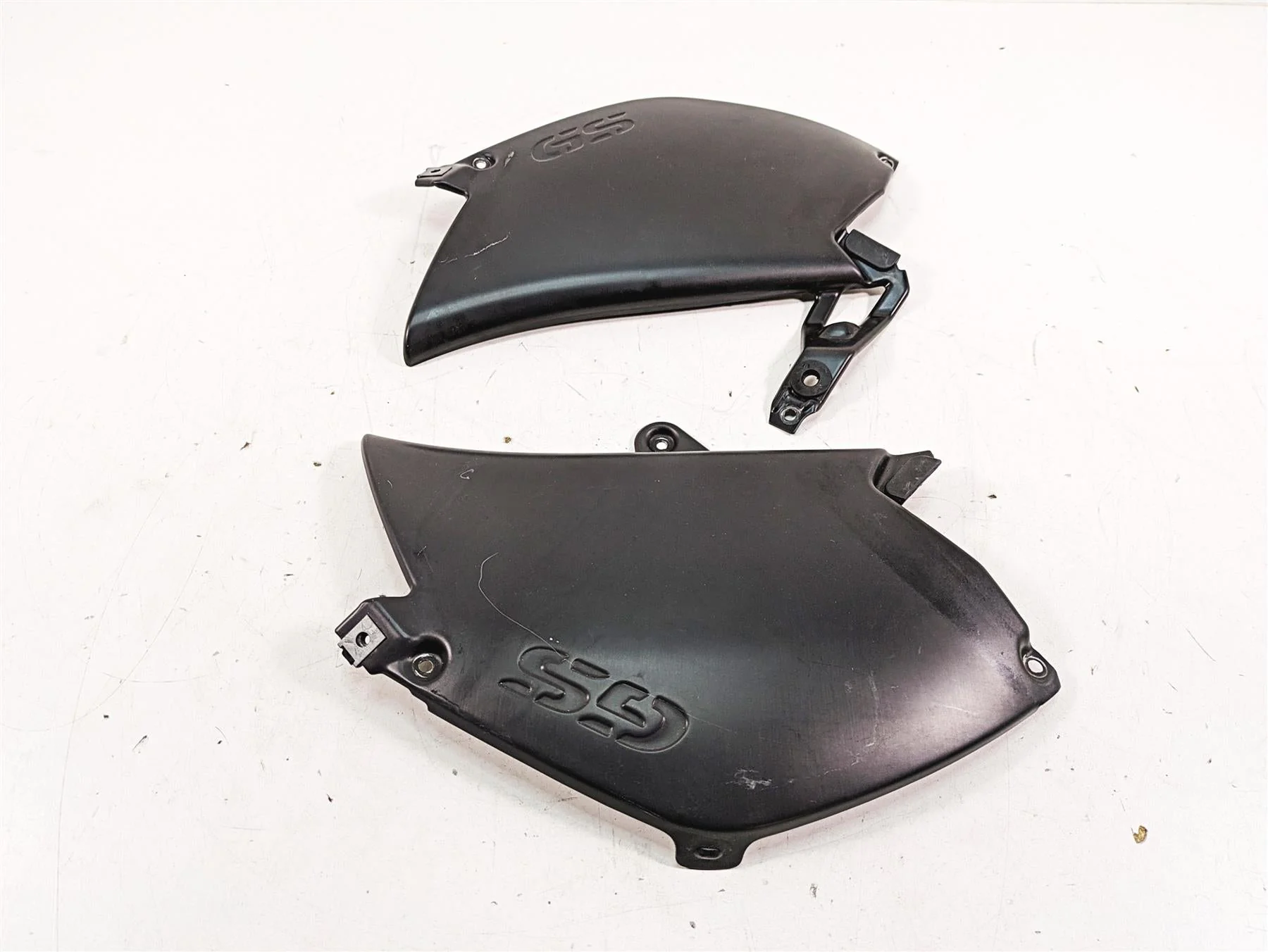 2007 BMW R1200GS K255 Adv Between Leg Side Cover Set 46637698234 46637727269 - Image 2