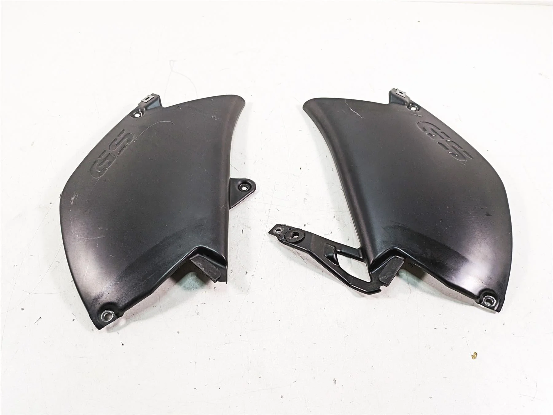 2007 BMW R1200GS K255 Adv Between Leg Side Cover Set 46637698234 46637727269 - Image 3