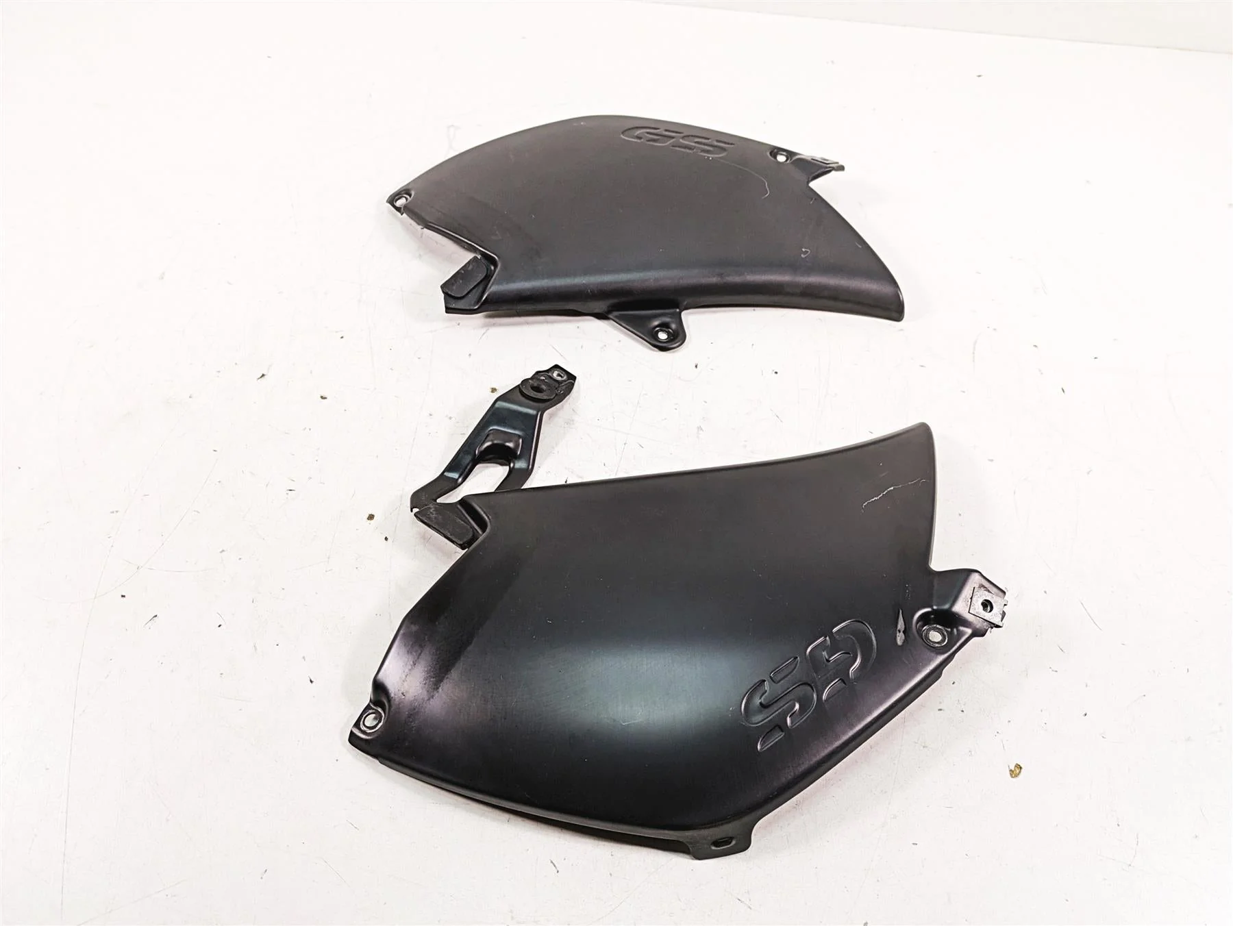 2007 BMW R1200GS K255 Adv Between Leg Side Cover Set 46637698234 46637727269 - Image 4