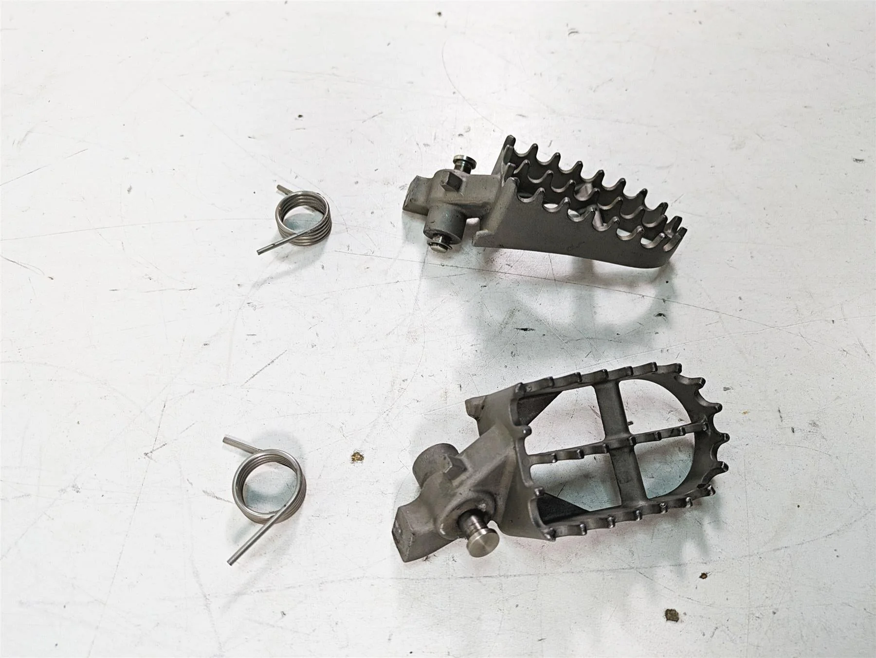 2007 BMW R1200GS K255 Adv Front Footpeg Foot Peg Rest Set 46717694557 - Image 2