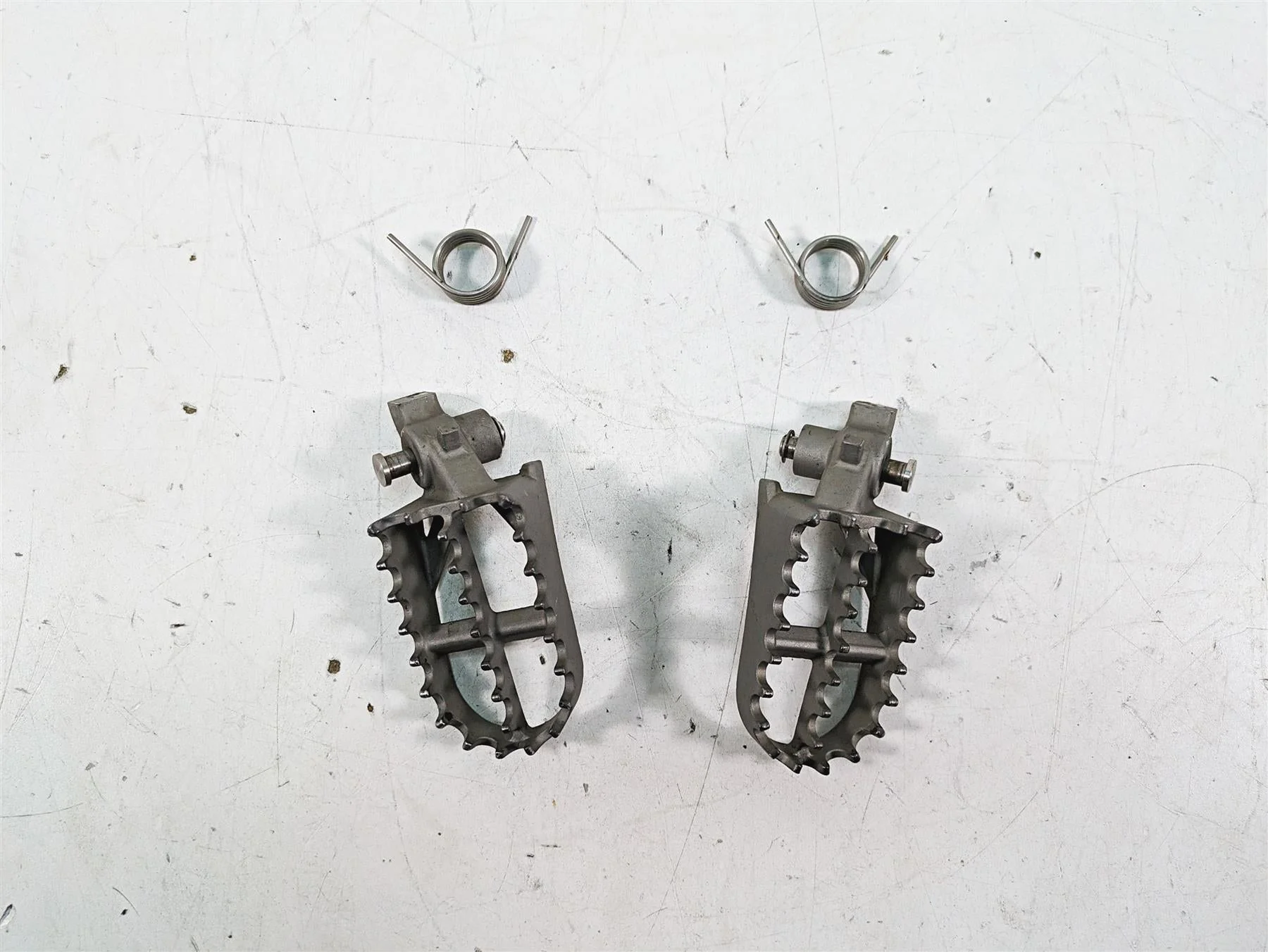 2007 BMW R1200GS K255 Adv Front Footpeg Foot Peg Rest Set 46717694557 - Image 4