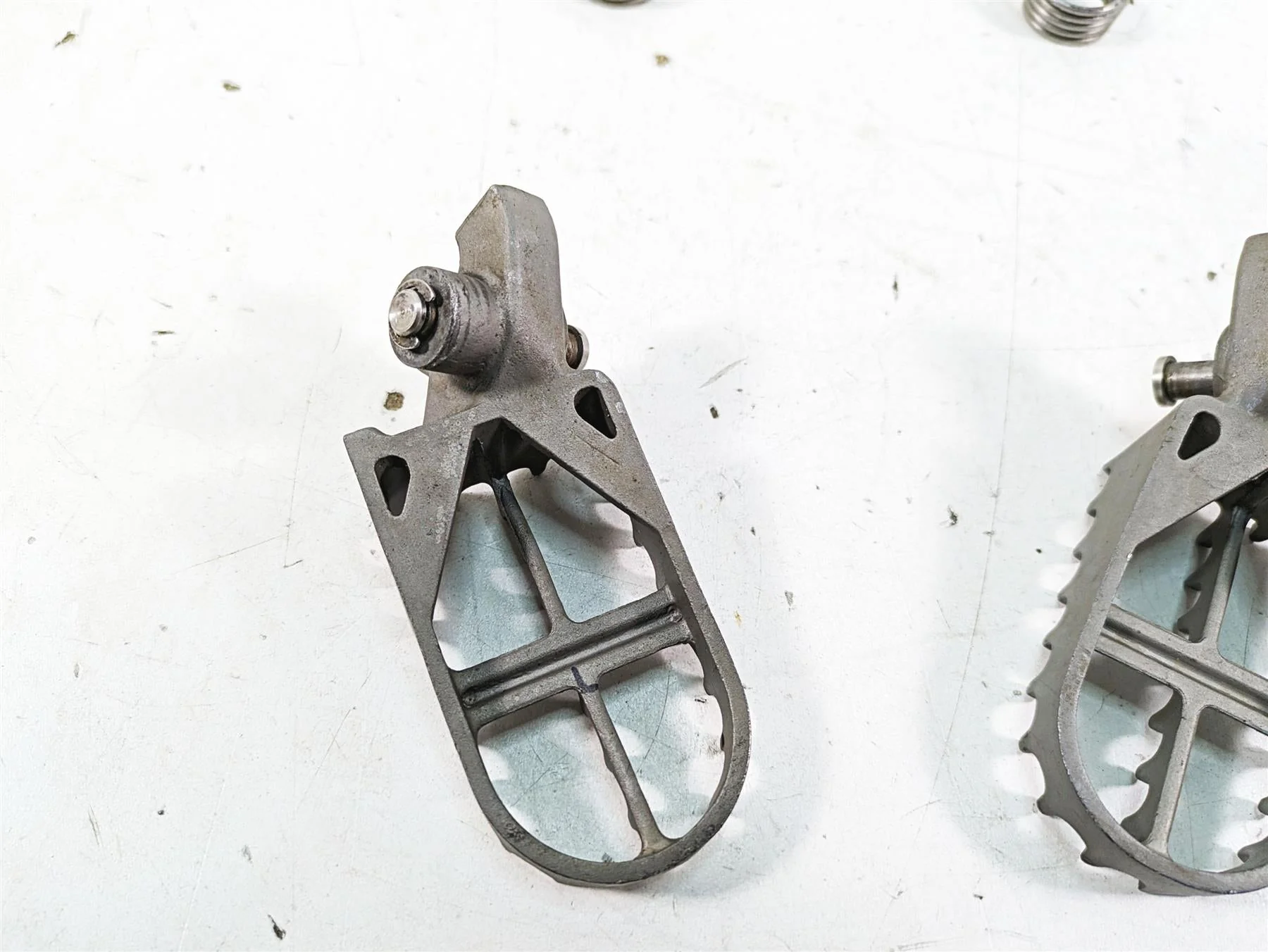 2007 BMW R1200GS K255 Adv Front Footpeg Foot Peg Rest Set 46717694557 - Image 9