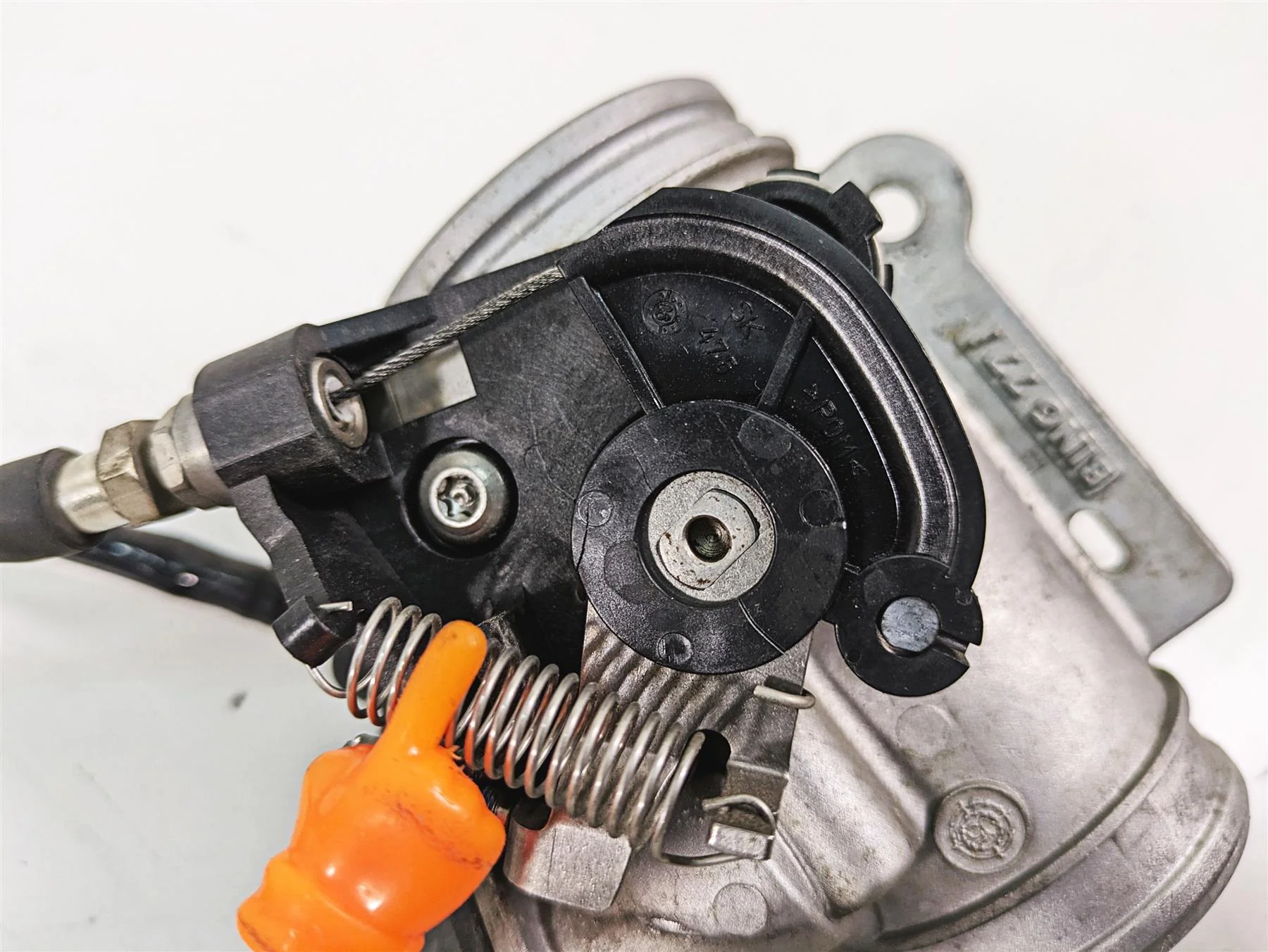 2007 BMW R1200RT K26 Bing Throttle Bodies & Cables -Read 13547685323 13547685324 - Image 3