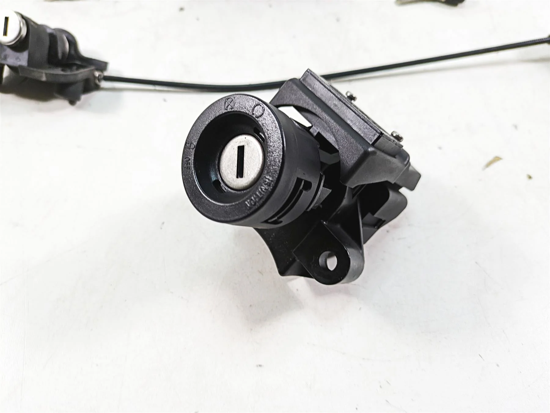 2007 BMW R1200RT K26 Cdi Ecm Ignition Switch Key Lock Set 7704861 51257700072 - Image 8