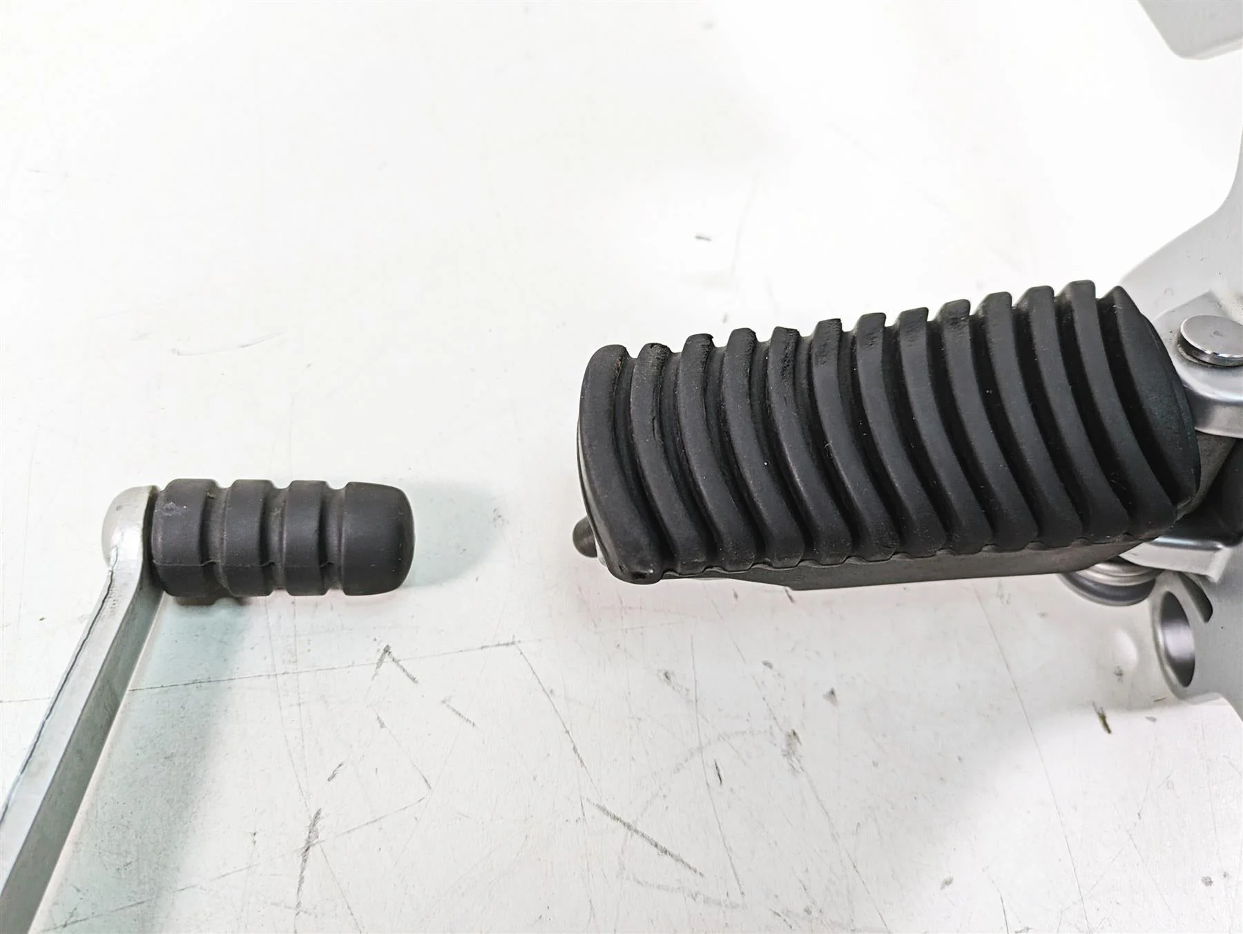 2007 BMW R1200RT K26 Left Front Rear Footpeg Set & Shifter 46717675289 - Image 9