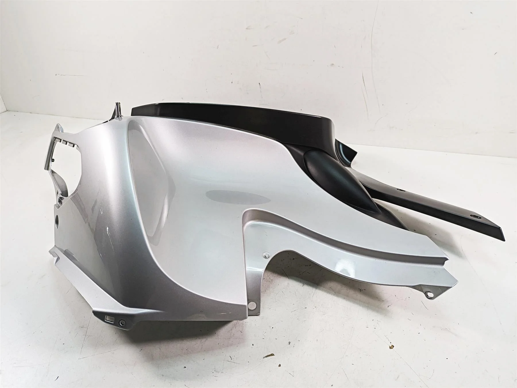 2007 BMW R1200RT K26 Main Right Tank Fairing Cover 46637681056 46637681050 - Image 4