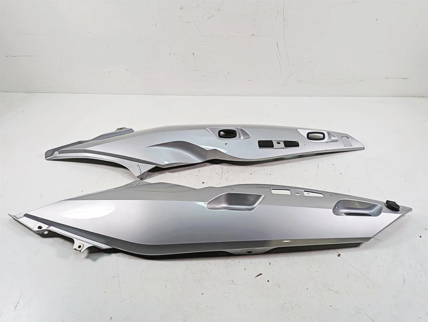 2007 BMW R1200RT K26 Tail Fairing Side Cover Set Titan Silver 46637681573