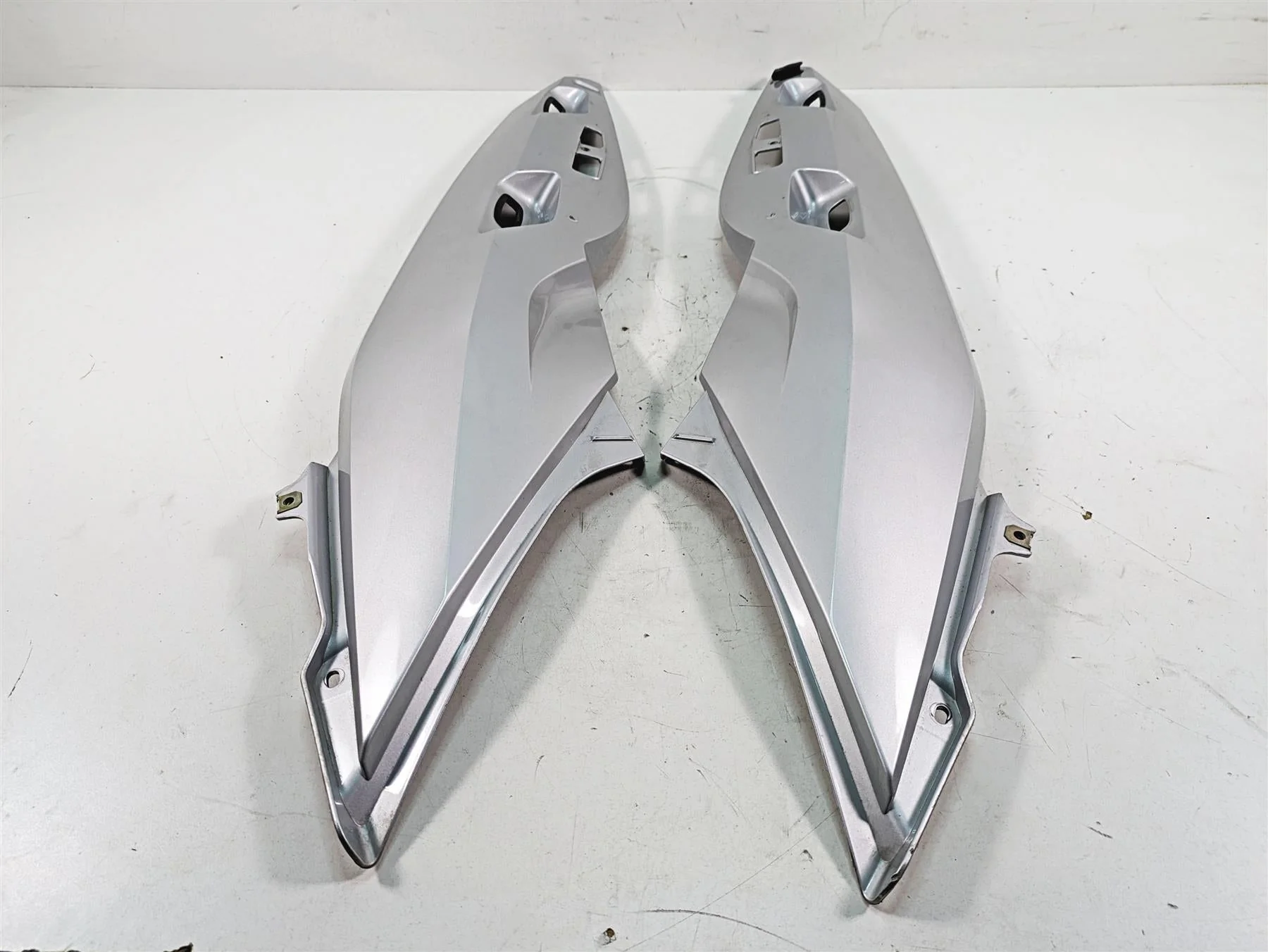 2007 BMW R1200RT K26 Tail Fairing Side Cover Set Titan Silver 46637681573 - Image 10