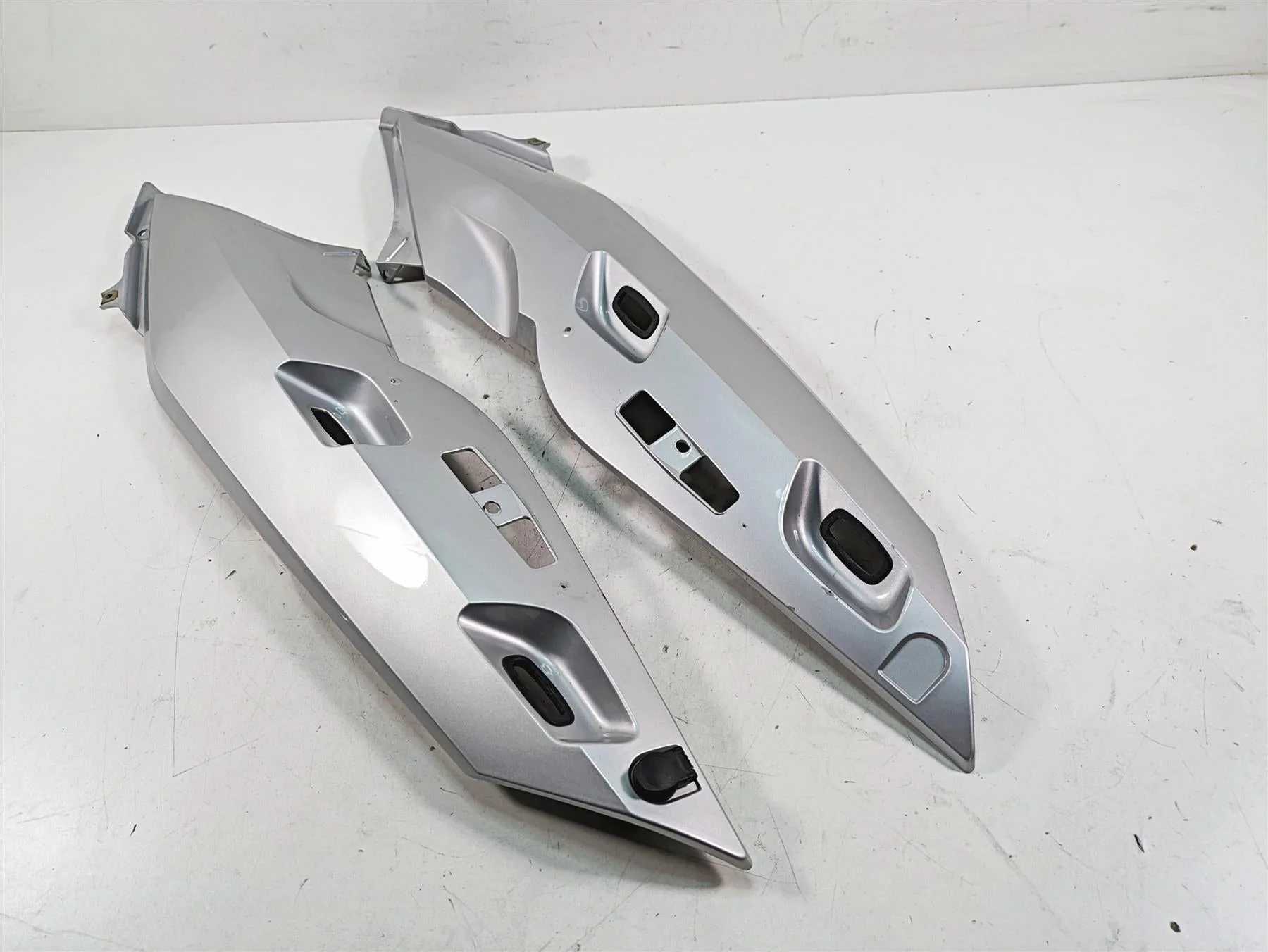 2007 BMW R1200RT K26 Tail Fairing Side Cover Set Titan Silver 46637681573 - Image 7