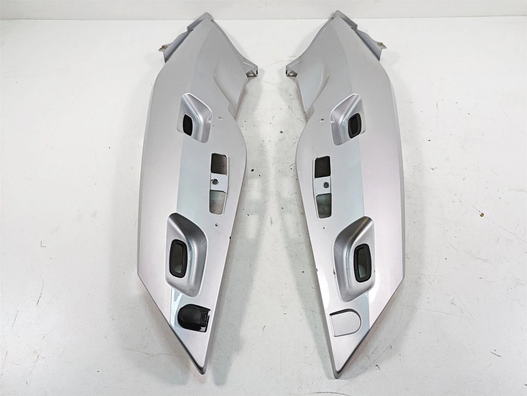 2007 BMW R1200RT K26 Tail Fairing Side Cover Set Titan Silver 46637681573 - Image 8