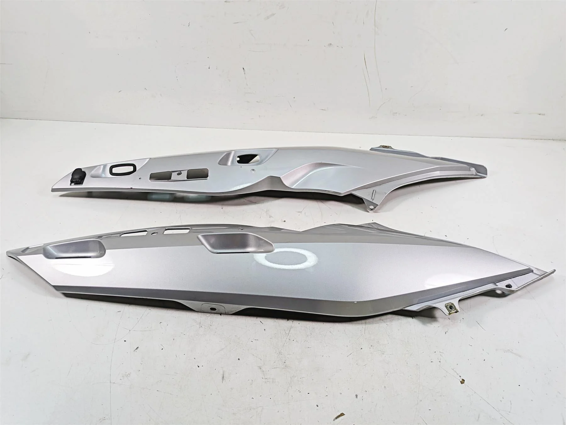 2007 BMW R1200RT K26 Tail Fairing Side Cover Set Titan Silver 46637681573 - Image 9