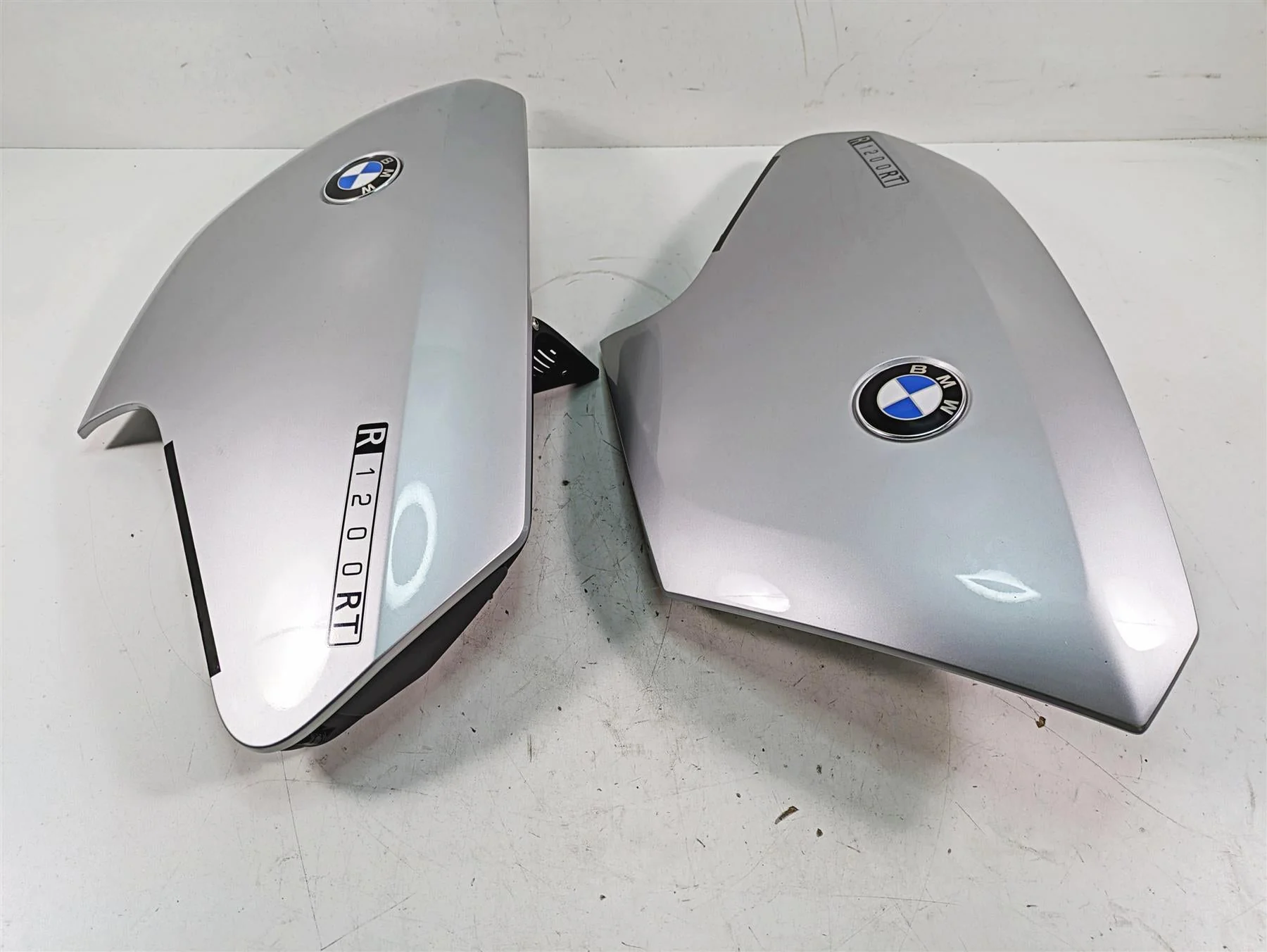 2007 BMW R1200RT K26 Upper Side Emblem Panel Set 46637682941 46637682942 - Image 10