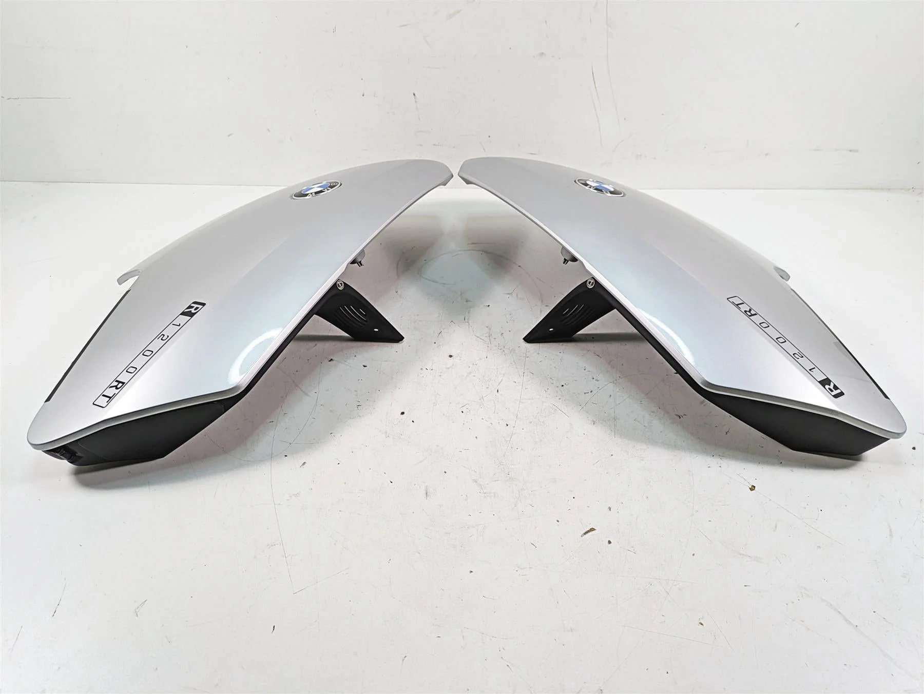 2007 BMW R1200RT K26 Upper Side Emblem Panel Set 46637682941 46637682942 - Image 12