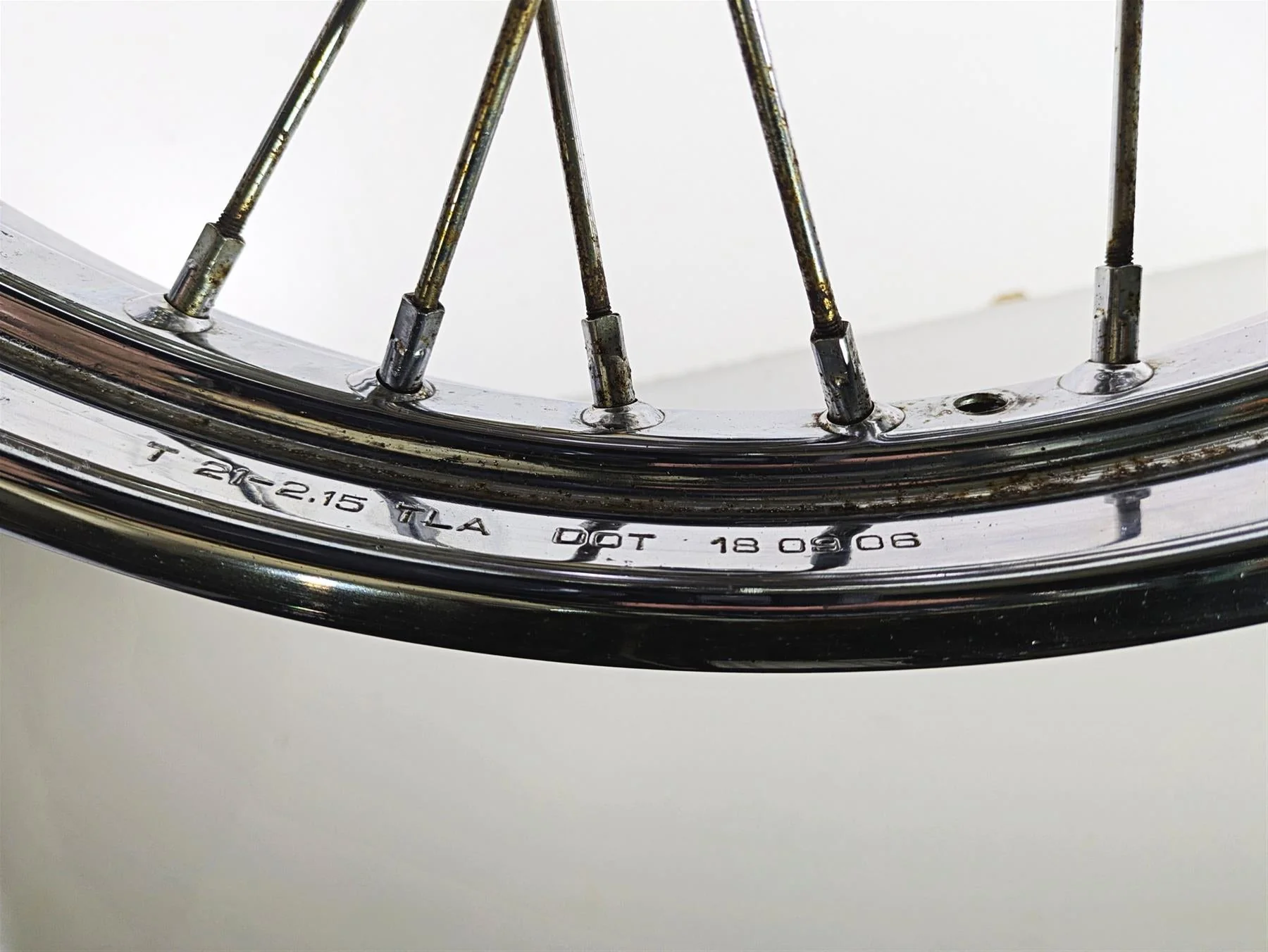 2007 Harley FXDWG Dyna Wide Glide 21x2.15 Front Wheel Rim - Read 43647-06A - Image 3
