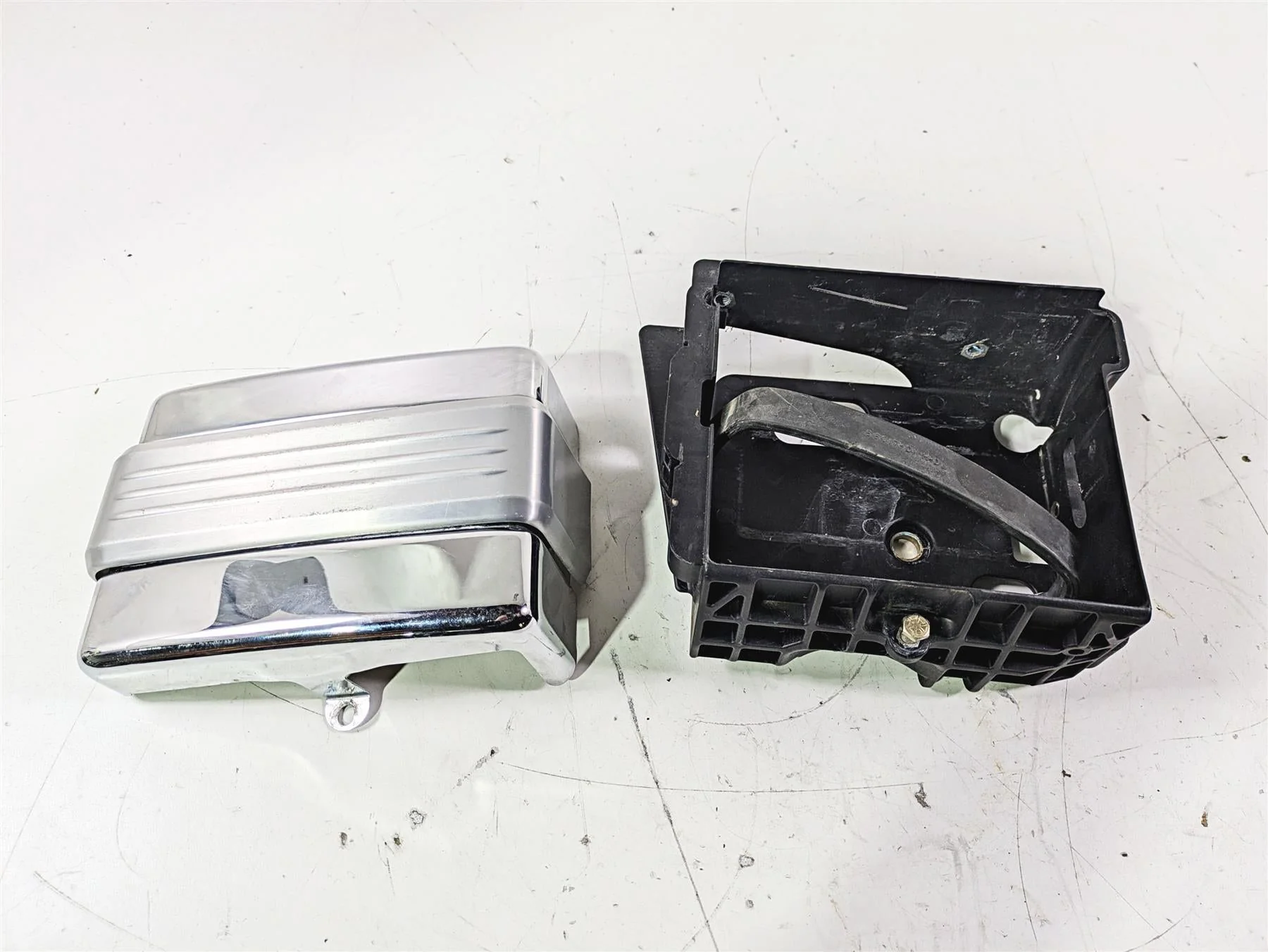 2007 Harley FXDWG Dyna Wide Glide Right Battery Tray & Chrome Cover 66375-06