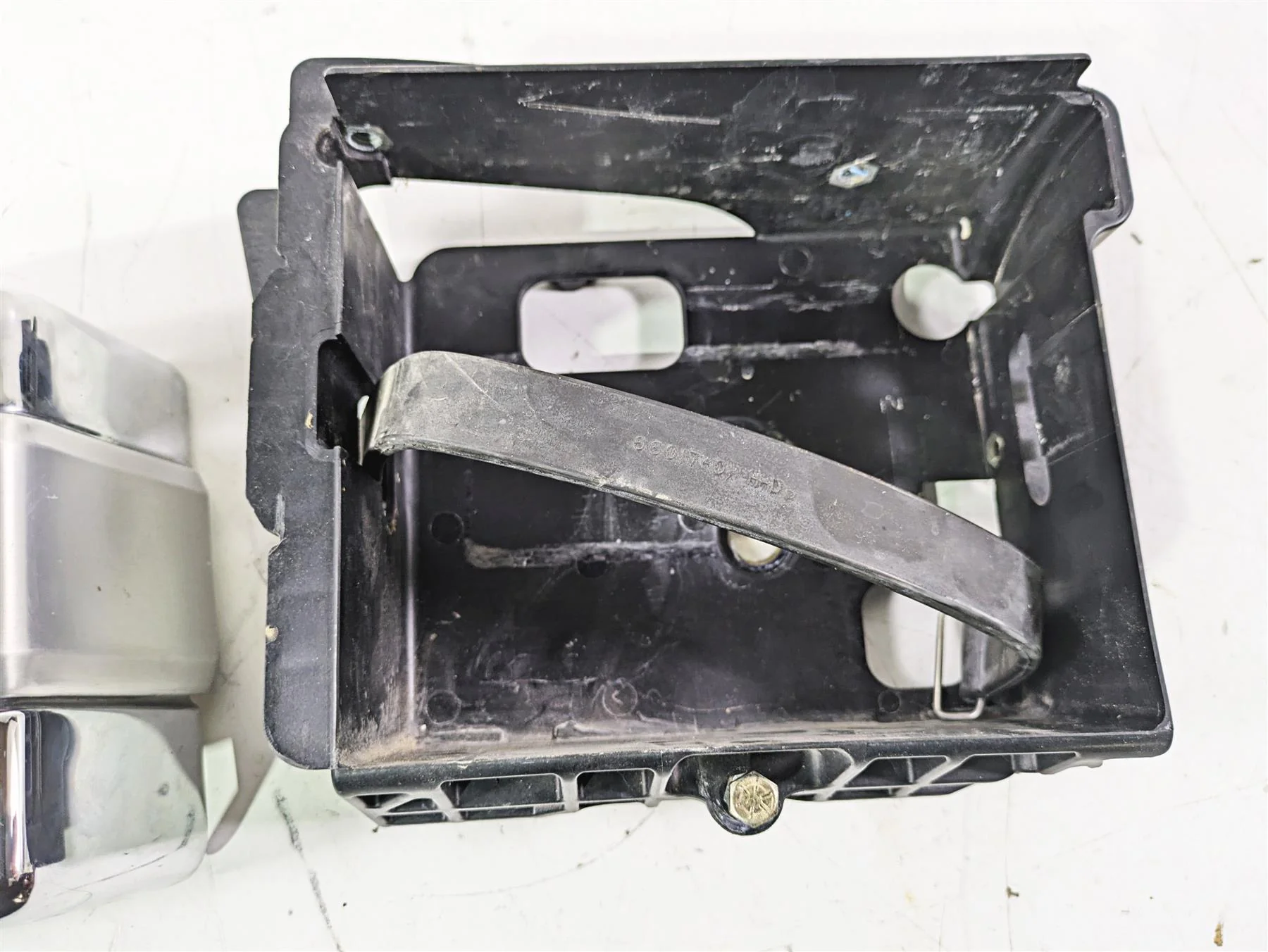 2007 Harley FXDWG Dyna Wide Glide Right Battery Tray & Chrome Cover 66375-06 - Image 3