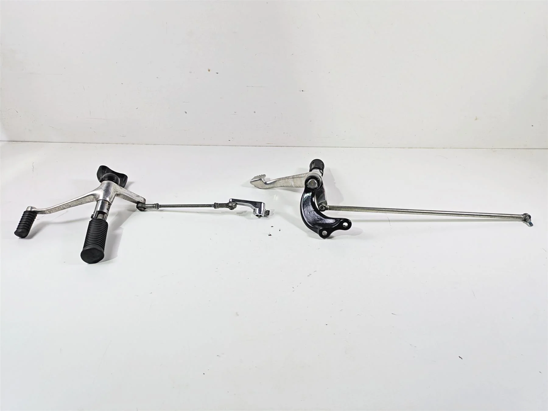 2007 Harley Sportster XL1200 C Front Footpeg Shifter Brake Pedal Set 42651-04 - Image 2