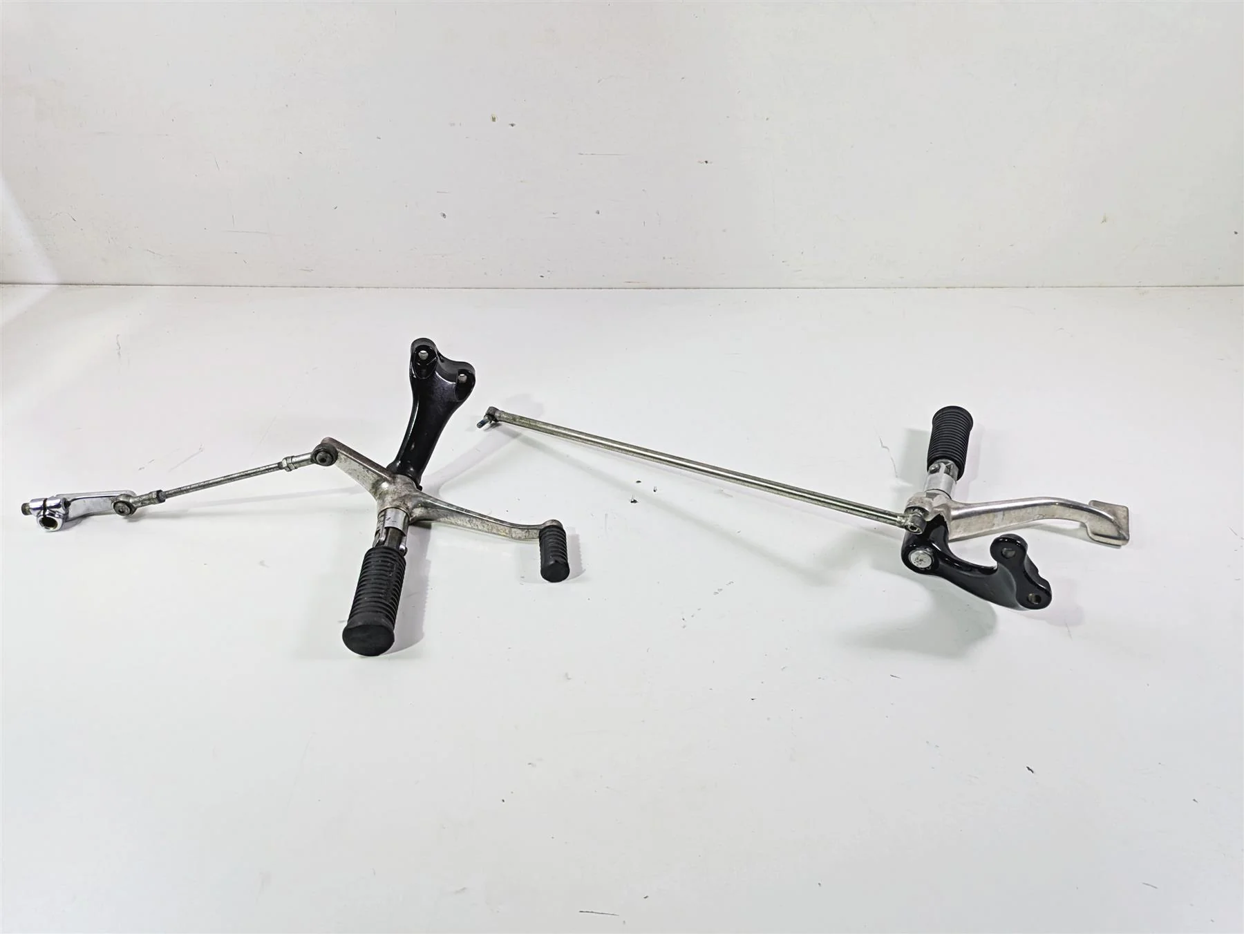 2007 Harley Sportster XL1200 C Front Footpeg Shifter Brake Pedal Set 42651-04 - Image 3