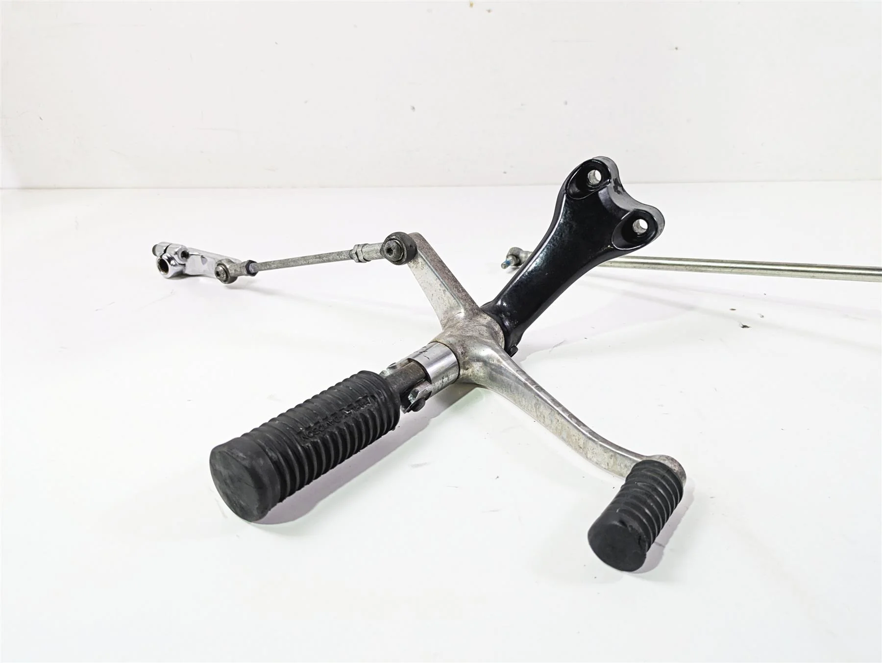 2007 Harley Sportster XL1200 C Front Footpeg Shifter Brake Pedal Set 42651-04 - Image 4