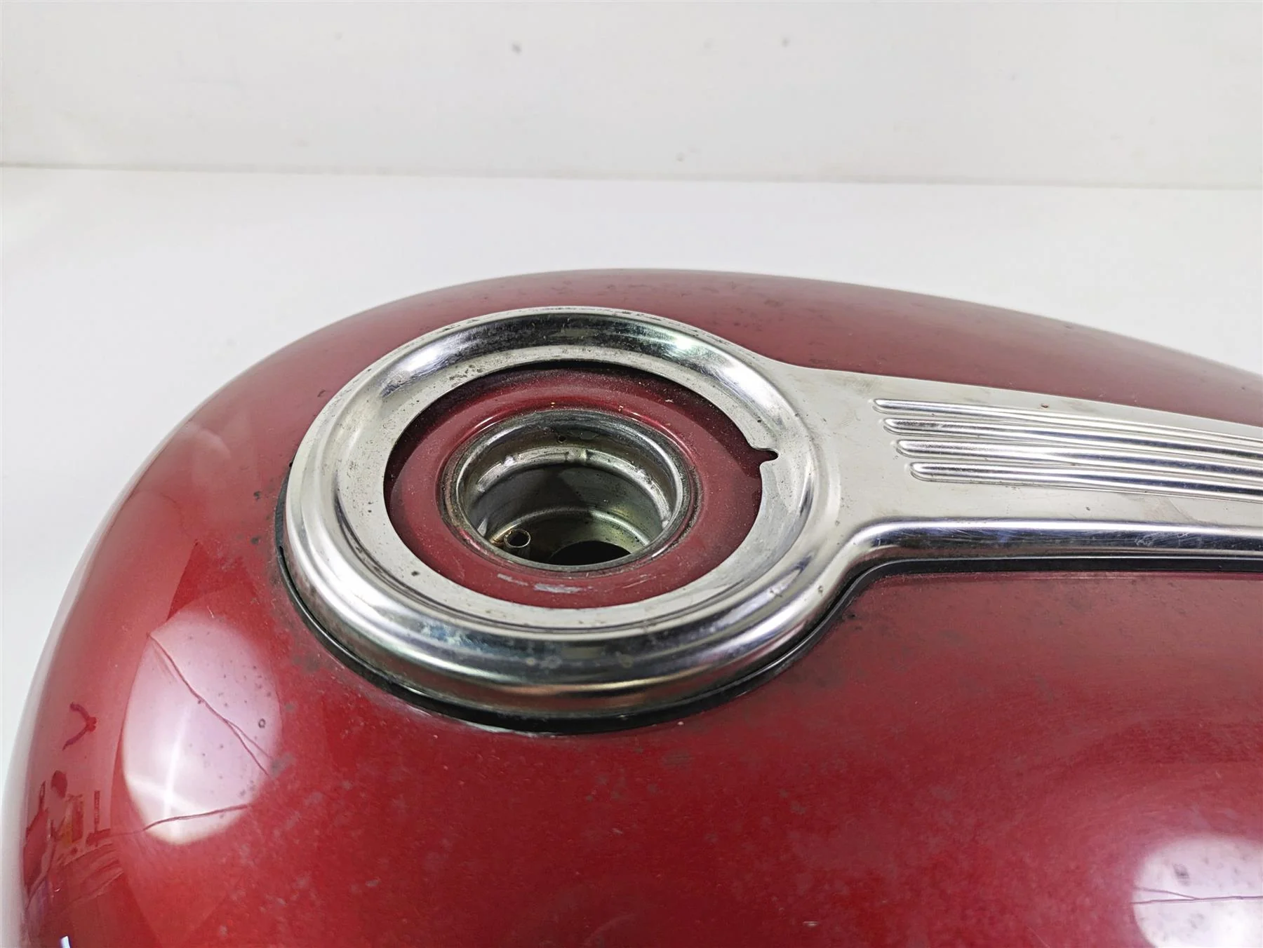 2007 Harley Sportster XL1200 C Fuel Gas Tank Fire Red Pearl - Read 62213-07 - Image 11