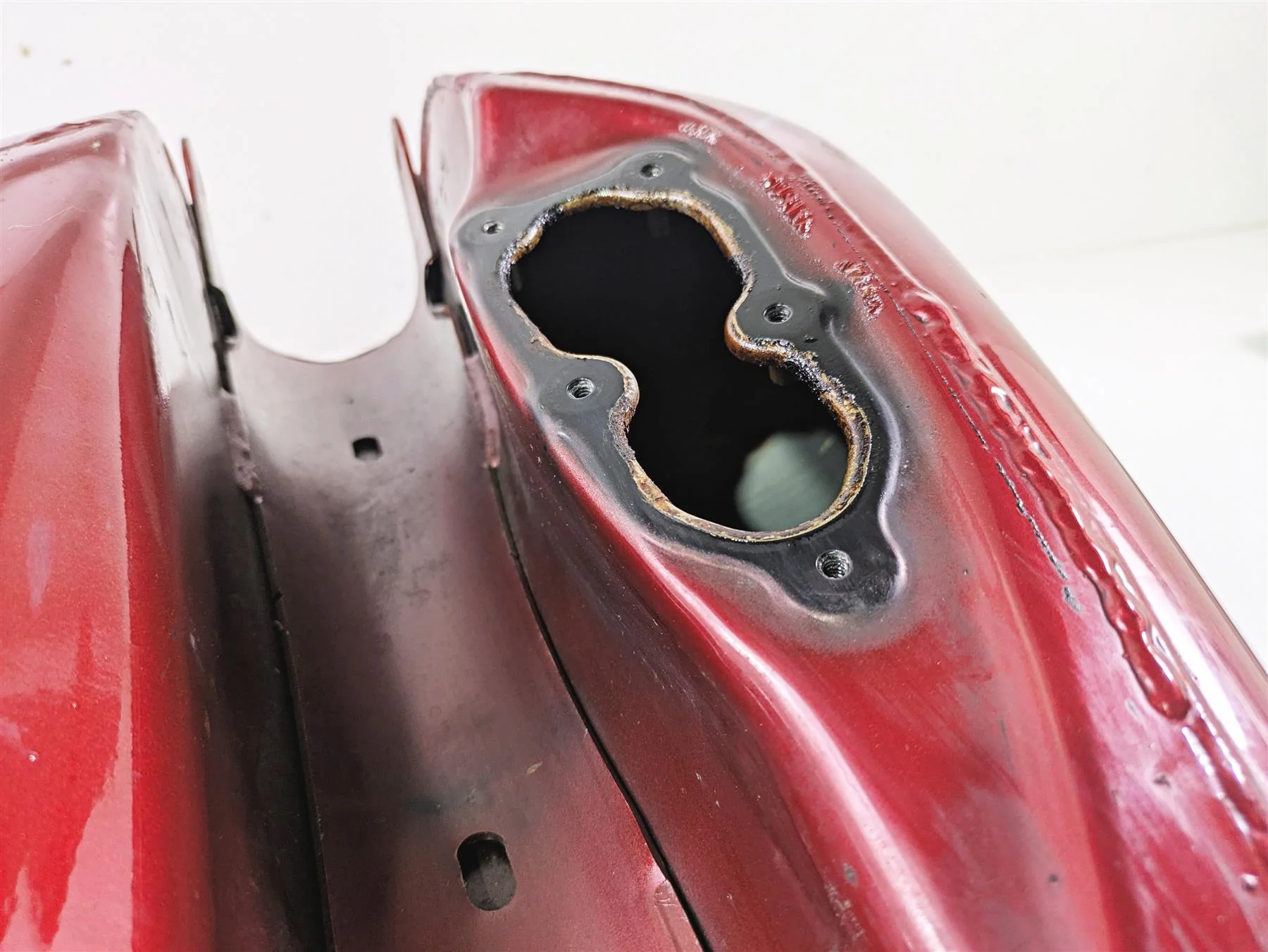 2007 Harley Sportster XL1200 C Fuel Gas Tank Fire Red Pearl - Read 62213-07 - Image 6